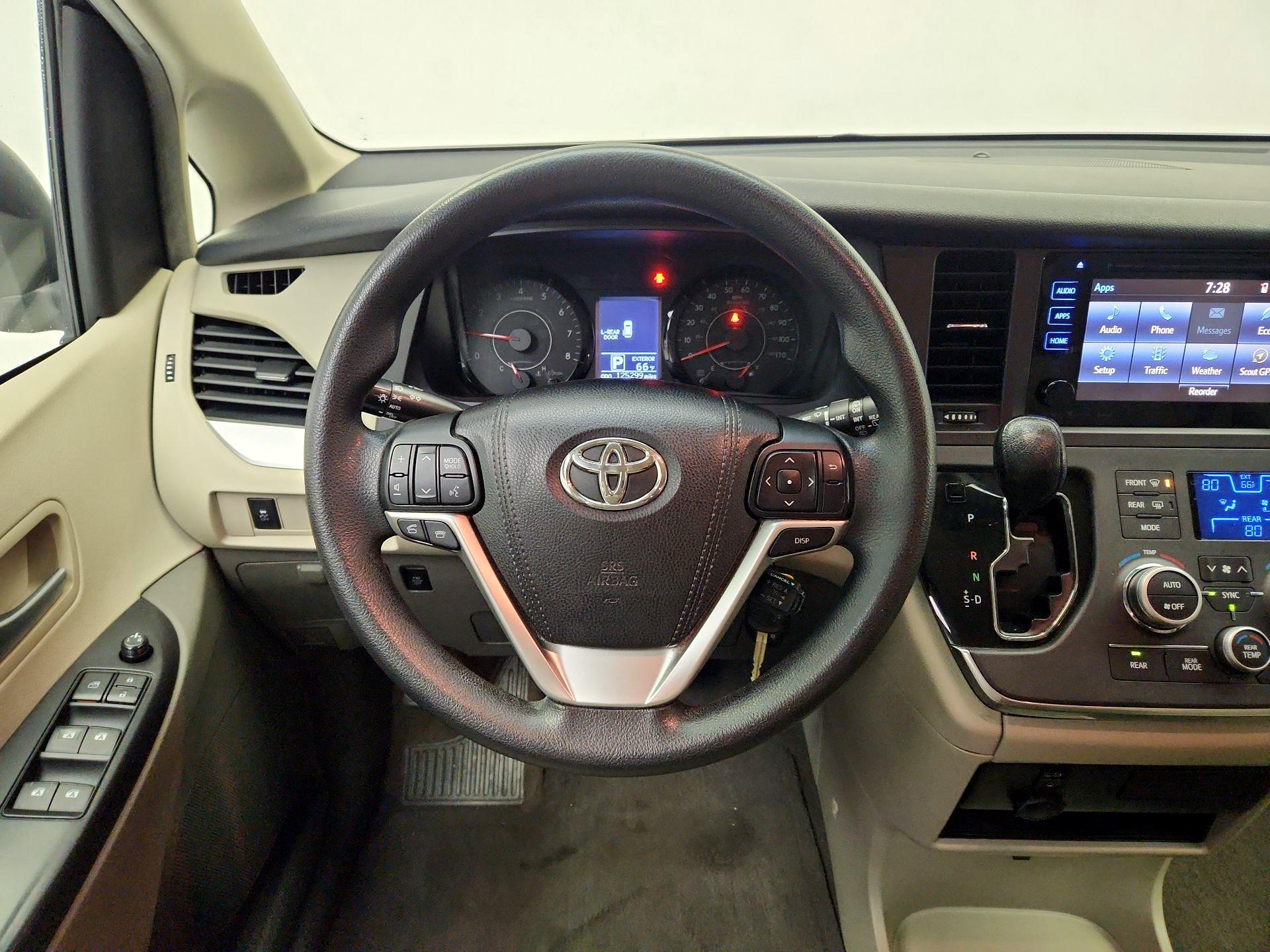 Thumbnail: 2017 Toyota Sienna - 10