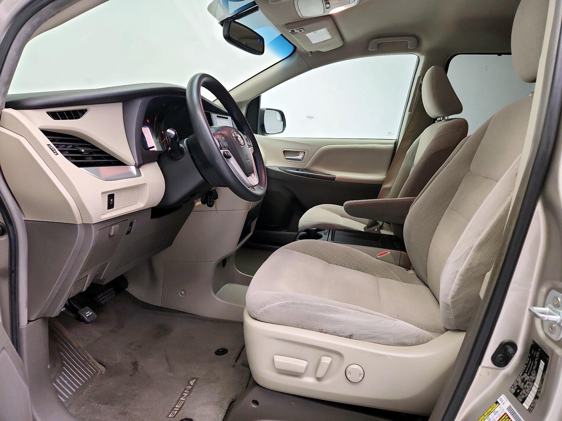 Thumbnail: 2017 Toyota Sienna - 11