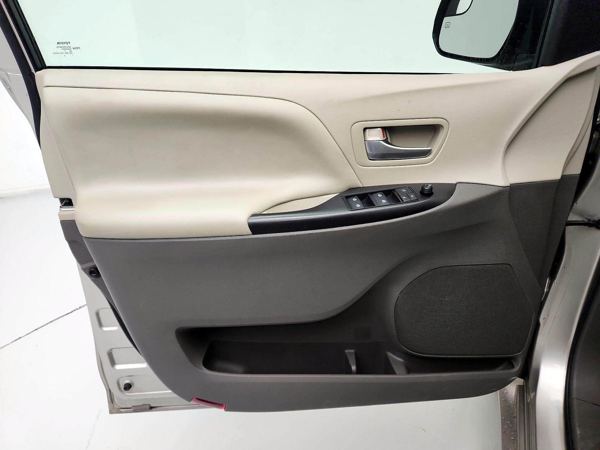 Thumbnail: 2017 Toyota Sienna - 12