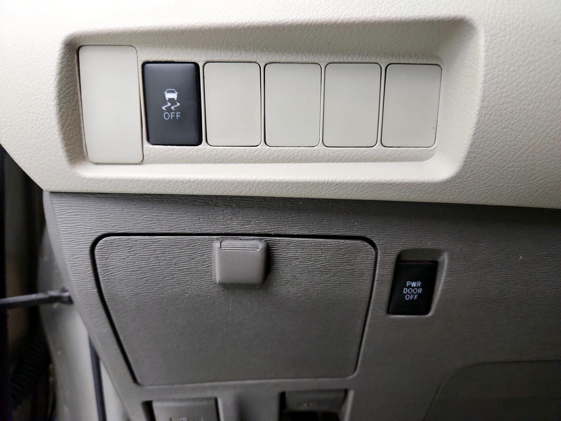 Thumbnail: 2017 Toyota Sienna - 13