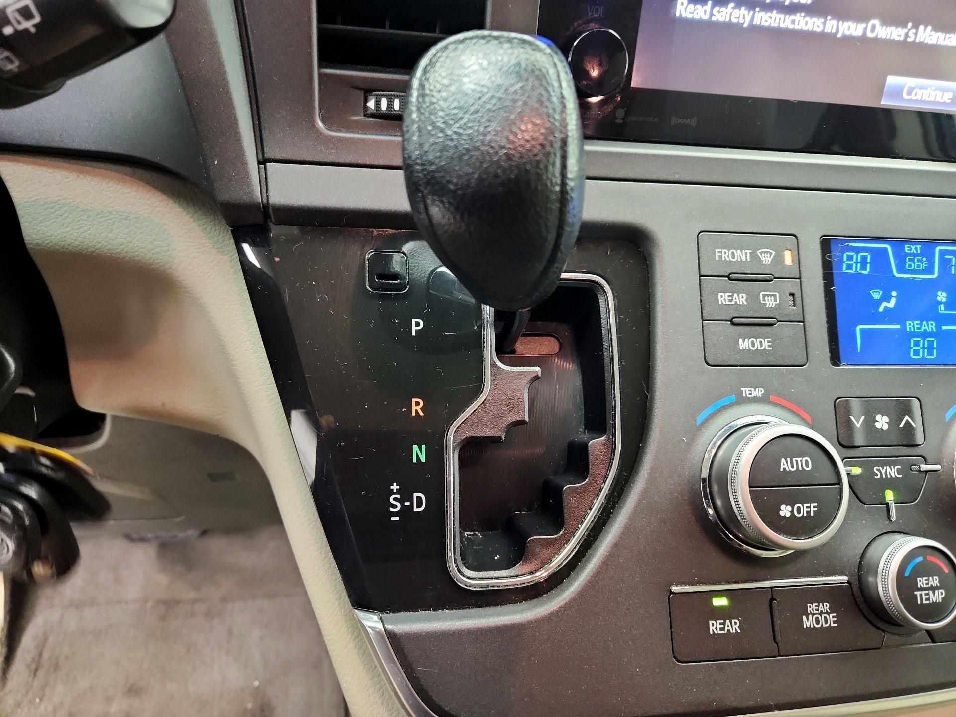 Thumbnail: 2017 Toyota Sienna - 17