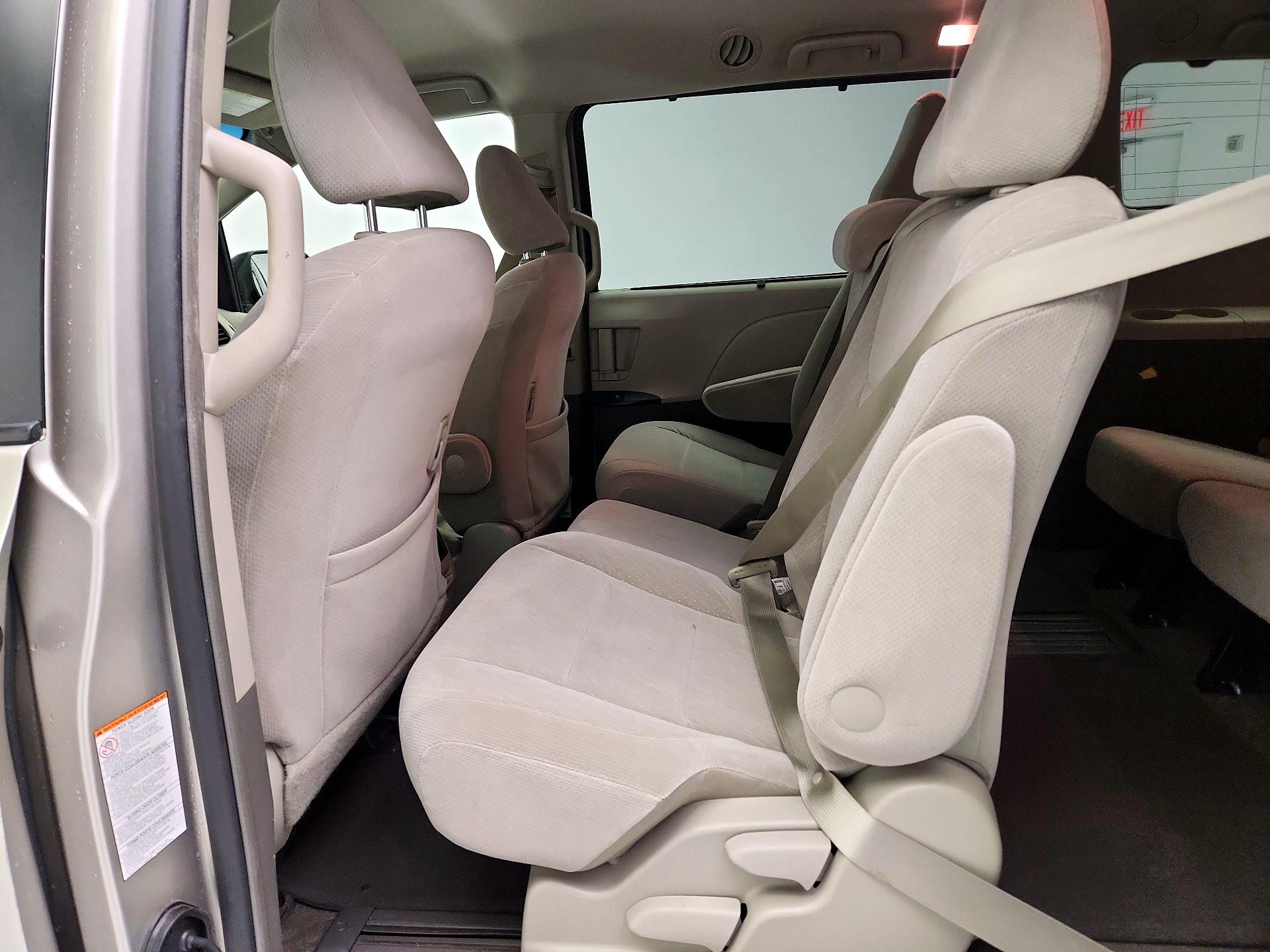 Thumbnail: 2017 Toyota Sienna - 19