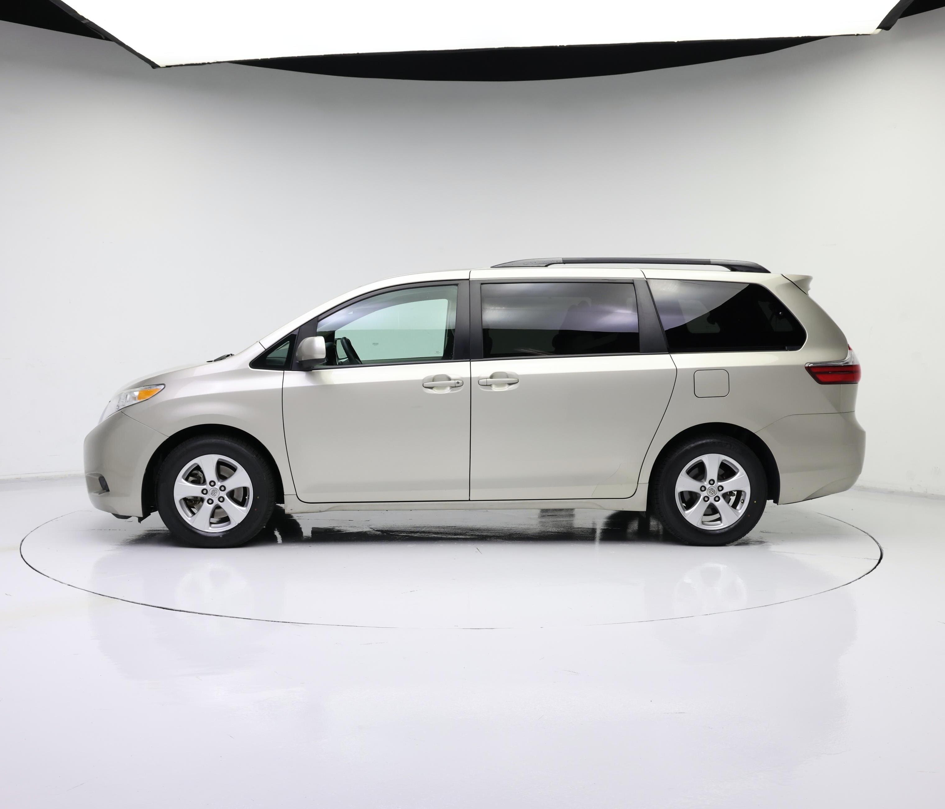 Thumbnail: 2017 Toyota Sienna - 3