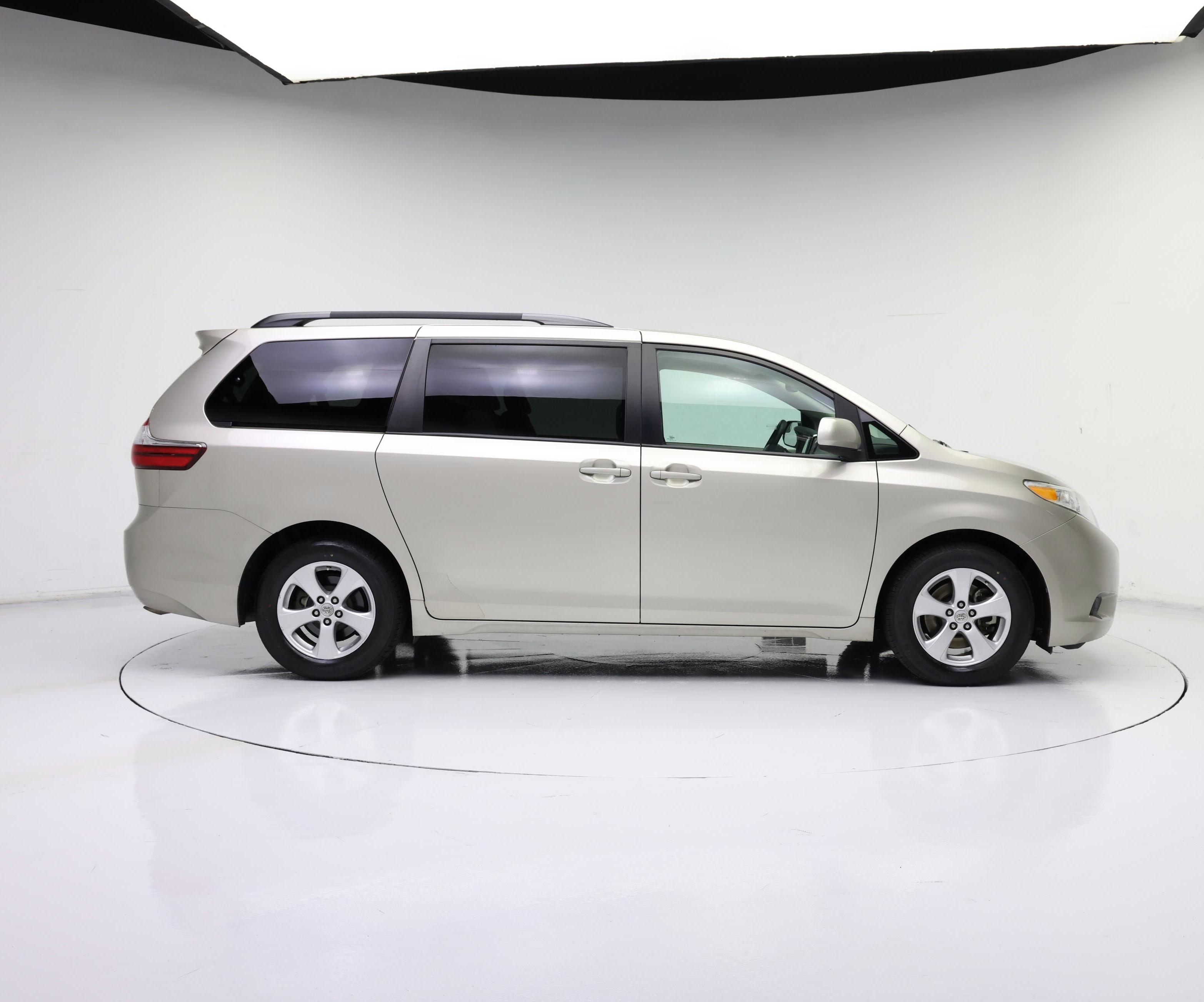 Thumbnail: 2017 Toyota Sienna - 7