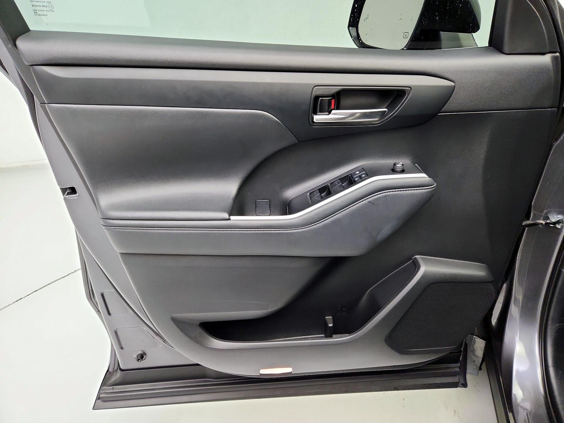 Thumbnail: 2021 Toyota Highlander - 12