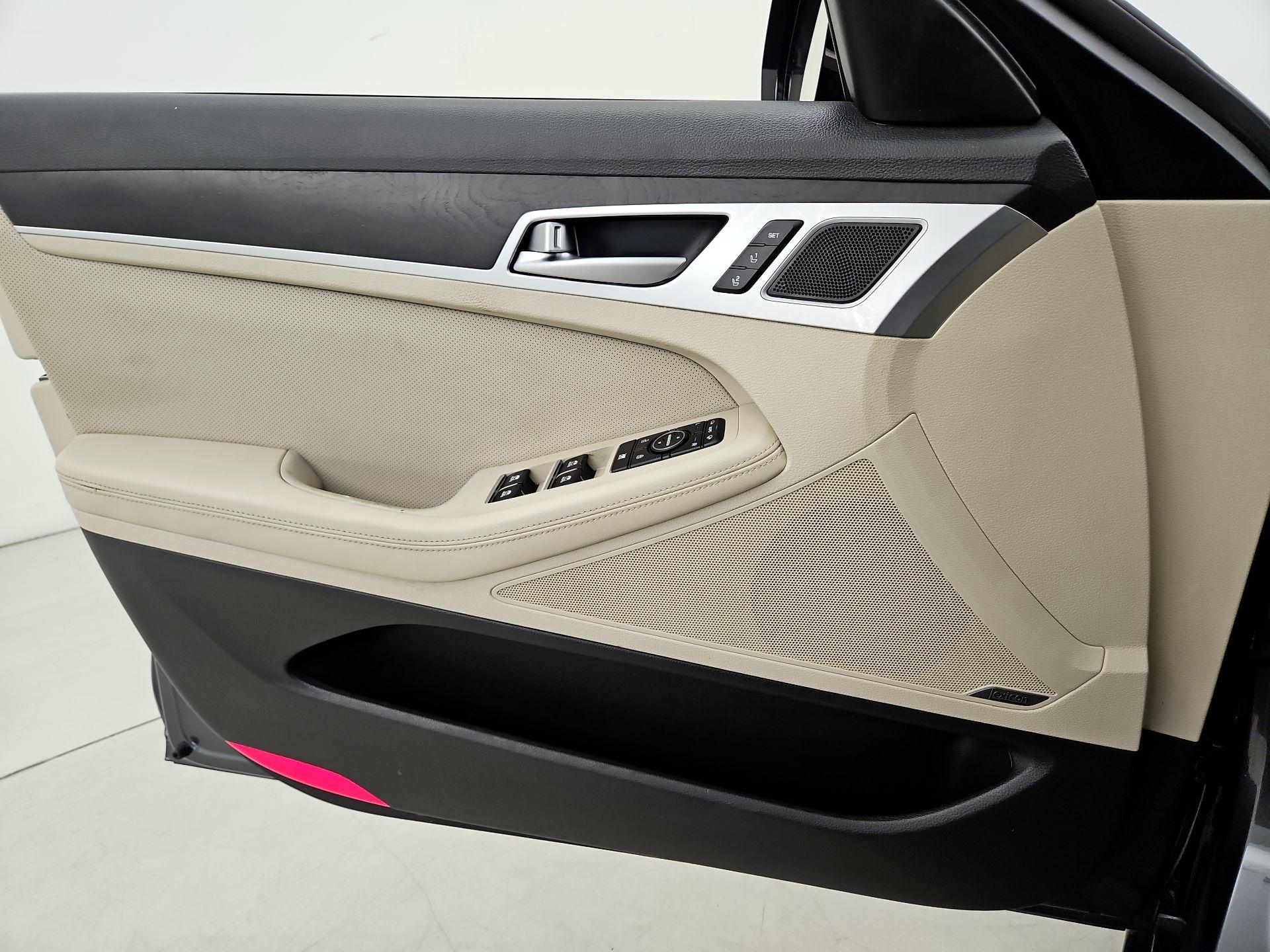 Thumbnail: 2017 Genesis G80 - 12