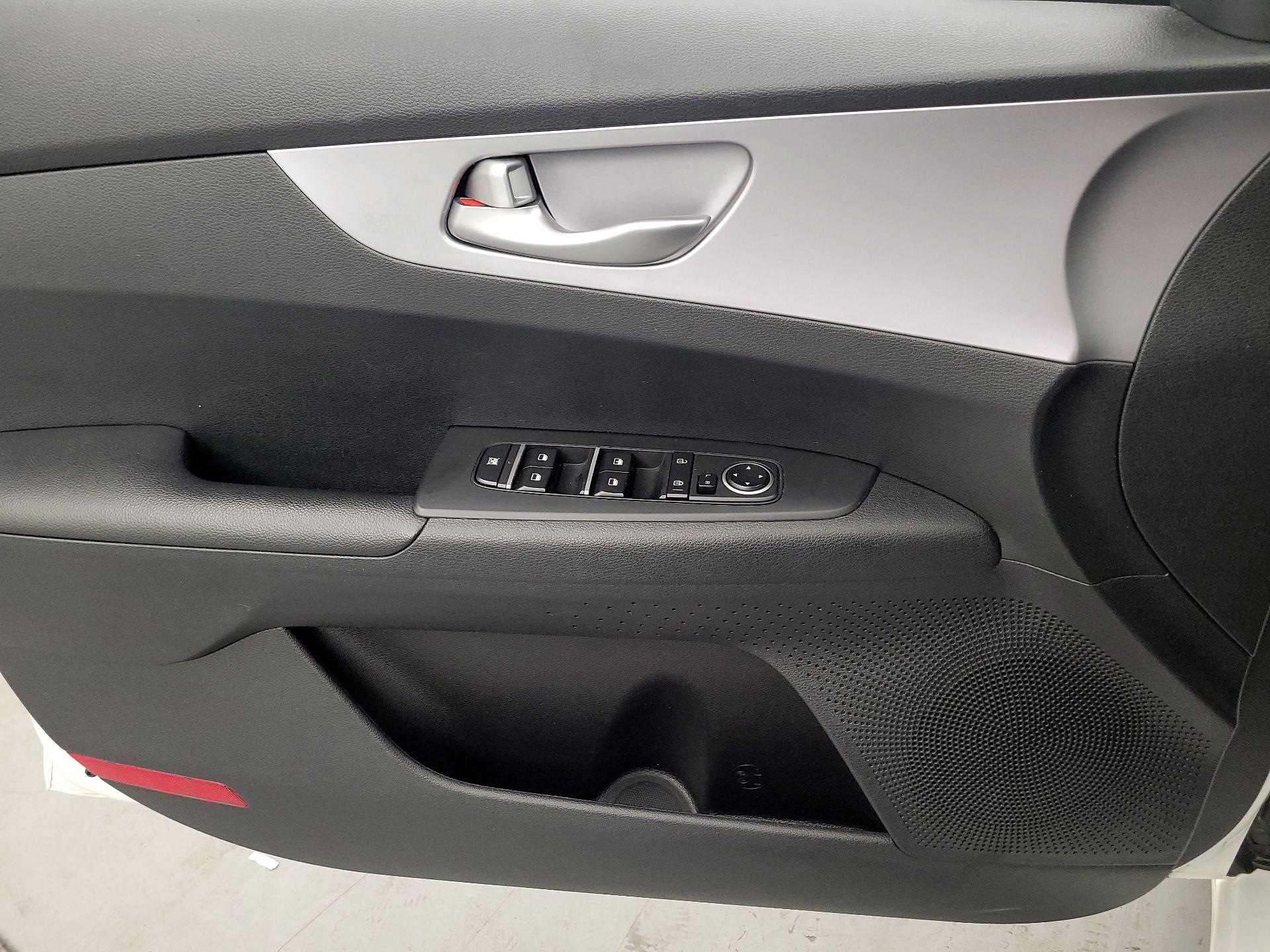 Thumbnail: 2022 Kia Forte - 12
