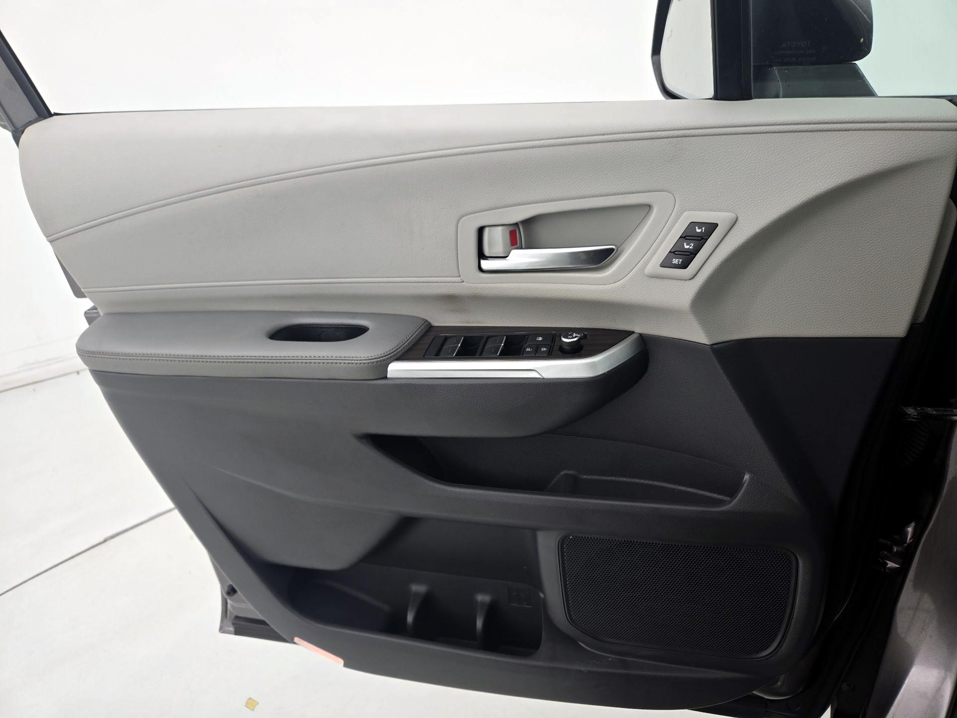 Thumbnail: 2022 Toyota Sienna - 12