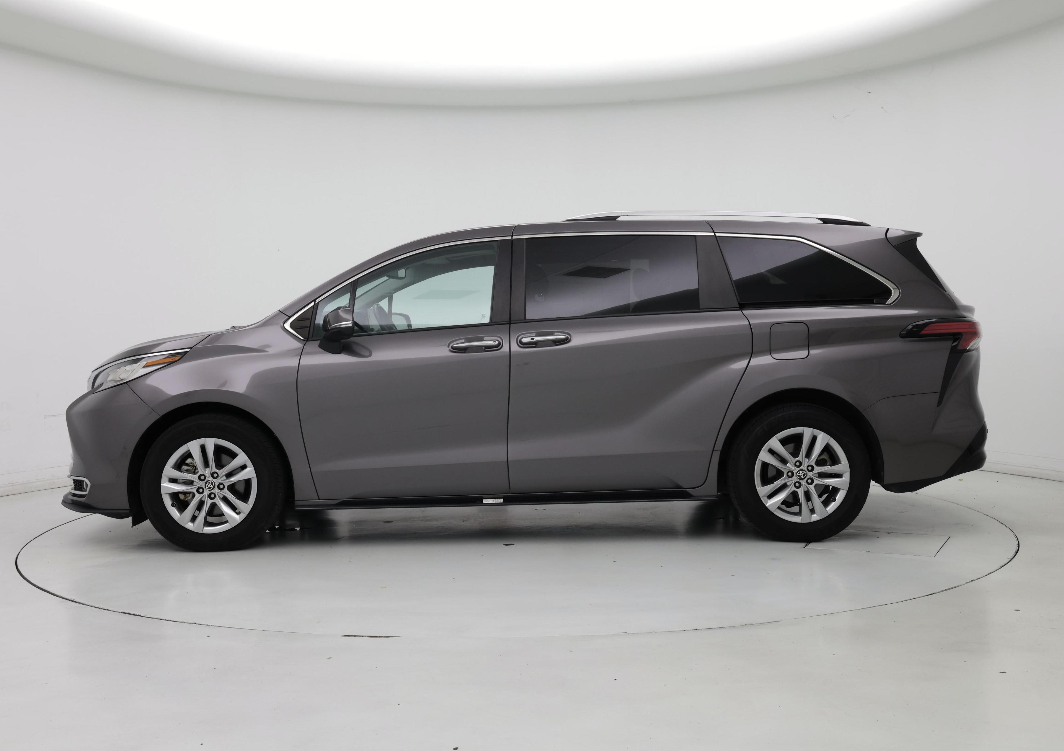Thumbnail: 2022 Toyota Sienna - 3