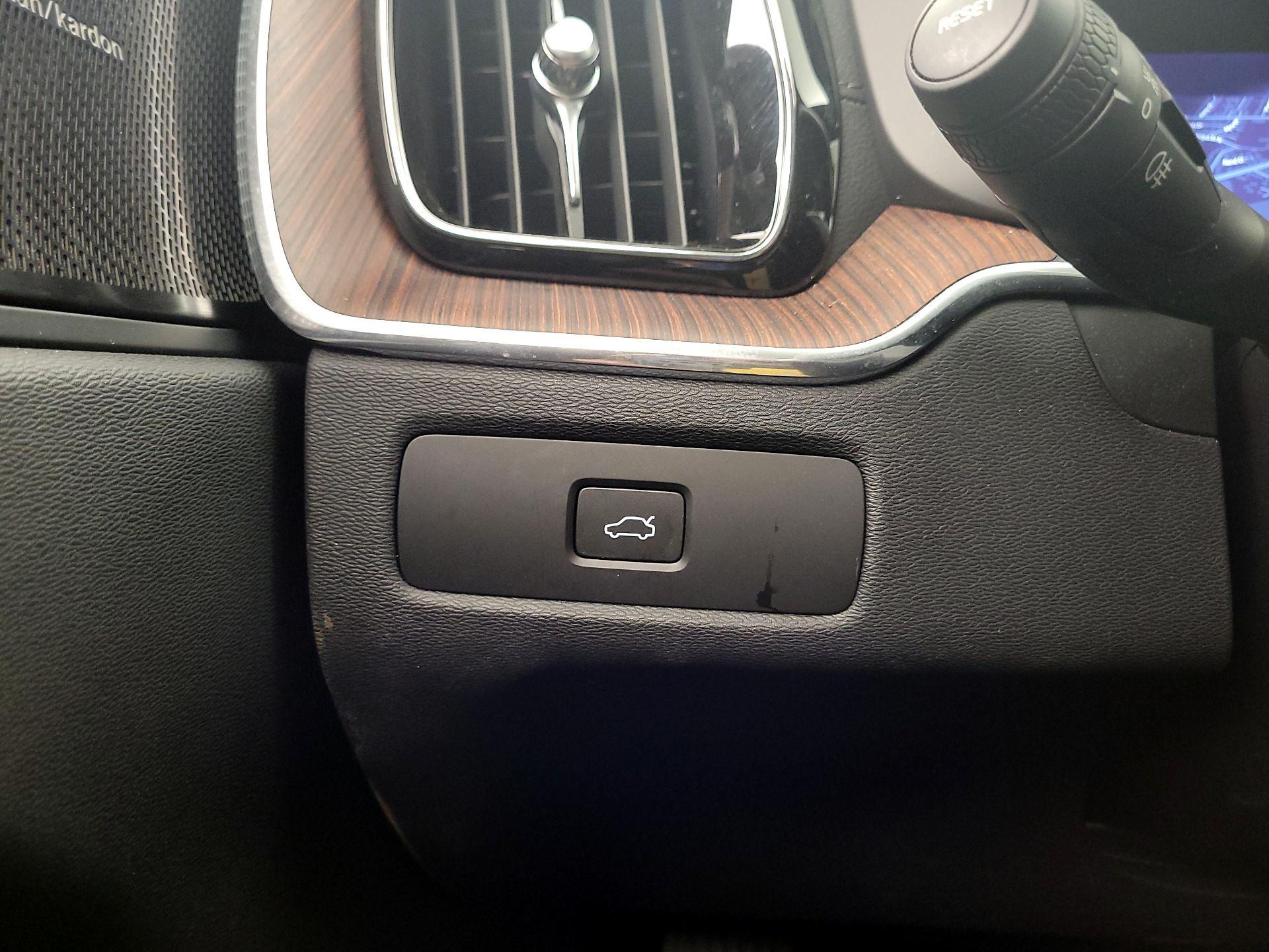 Thumbnail: 2023 Volvo XC60 - 13