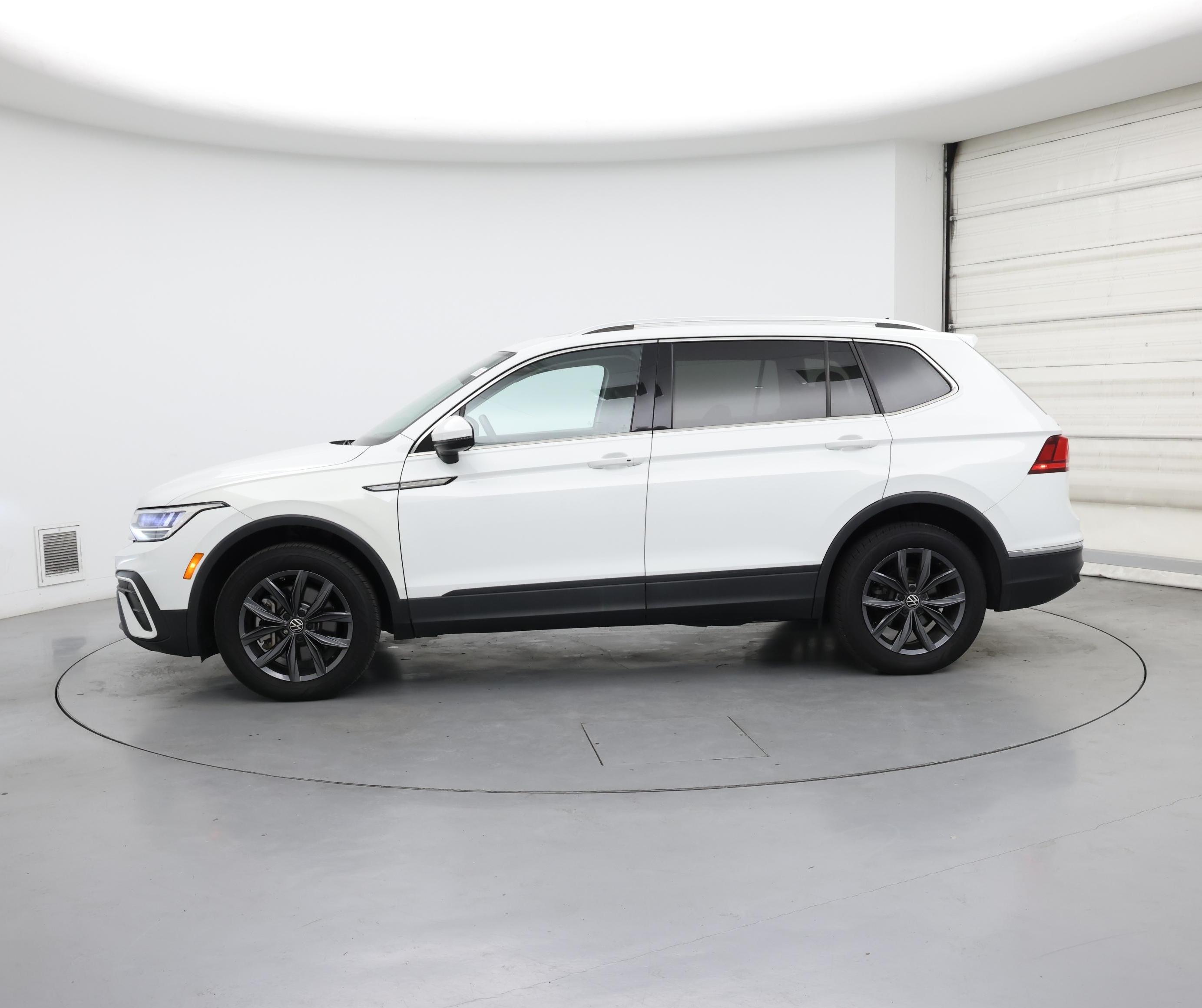 Thumbnail: 2022 Volkswagen Tiguan - 3