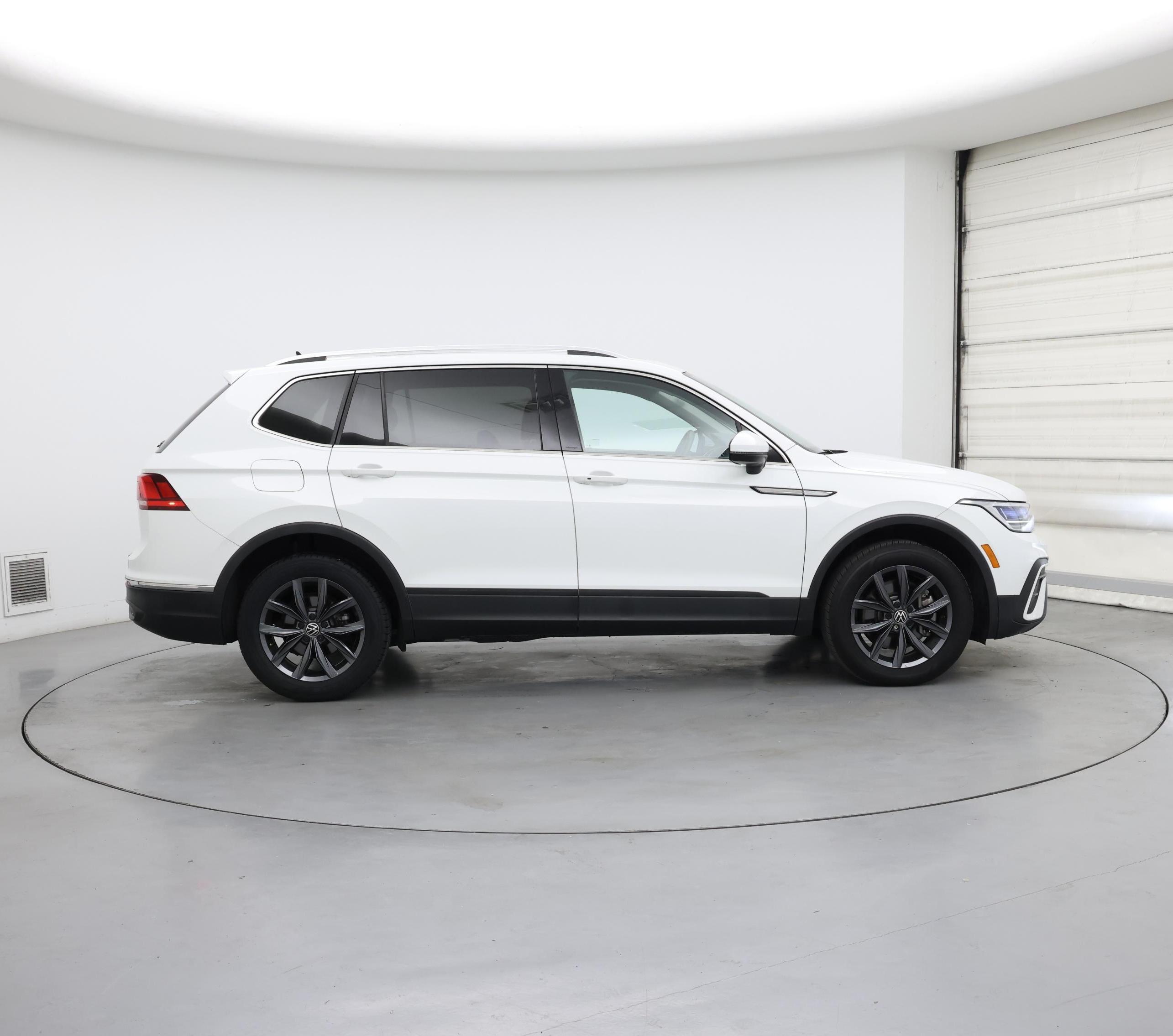 Thumbnail: 2022 Volkswagen Tiguan - 7