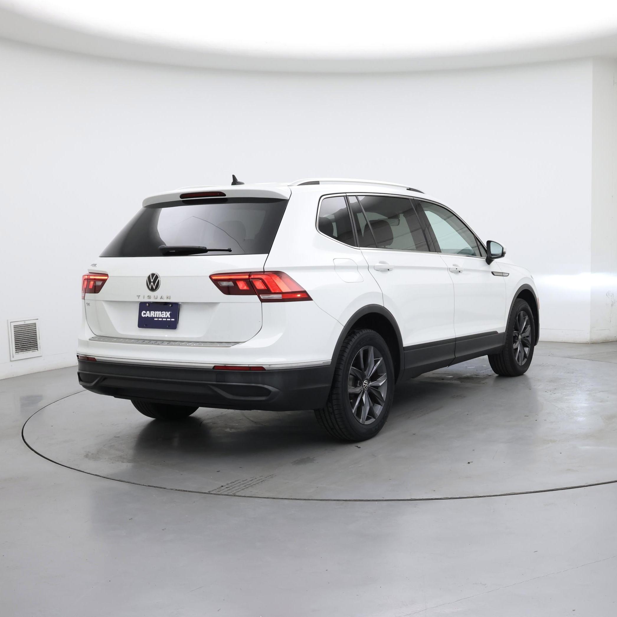 Thumbnail: 2022 Volkswagen Tiguan - 8