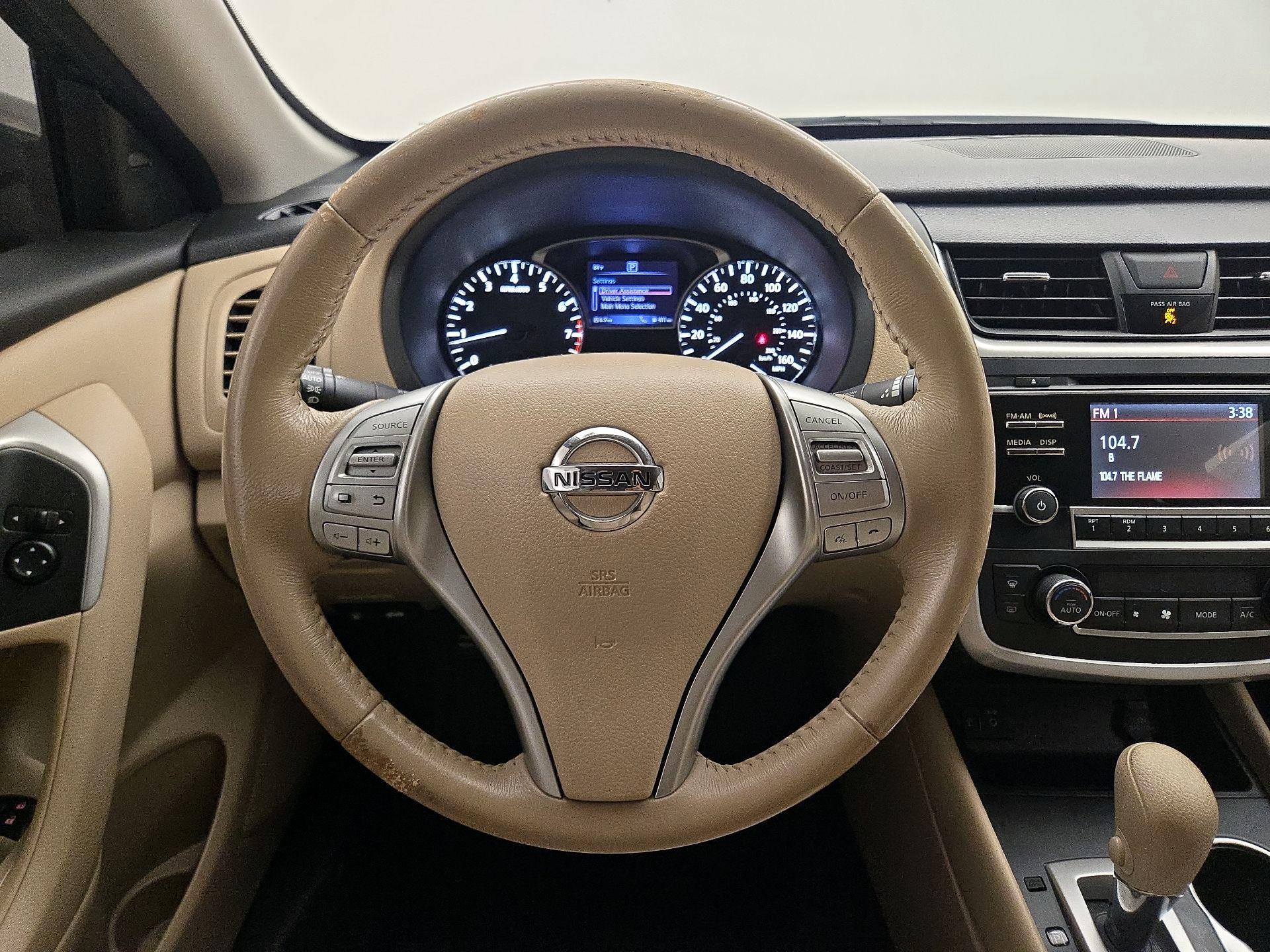 Thumbnail: 2017 Nissan Altima - 10