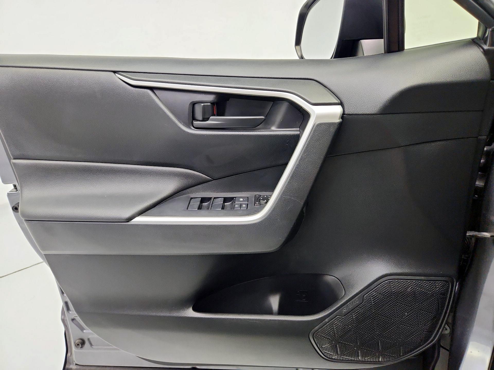 Thumbnail: 2019 Toyota RAV4 - 12