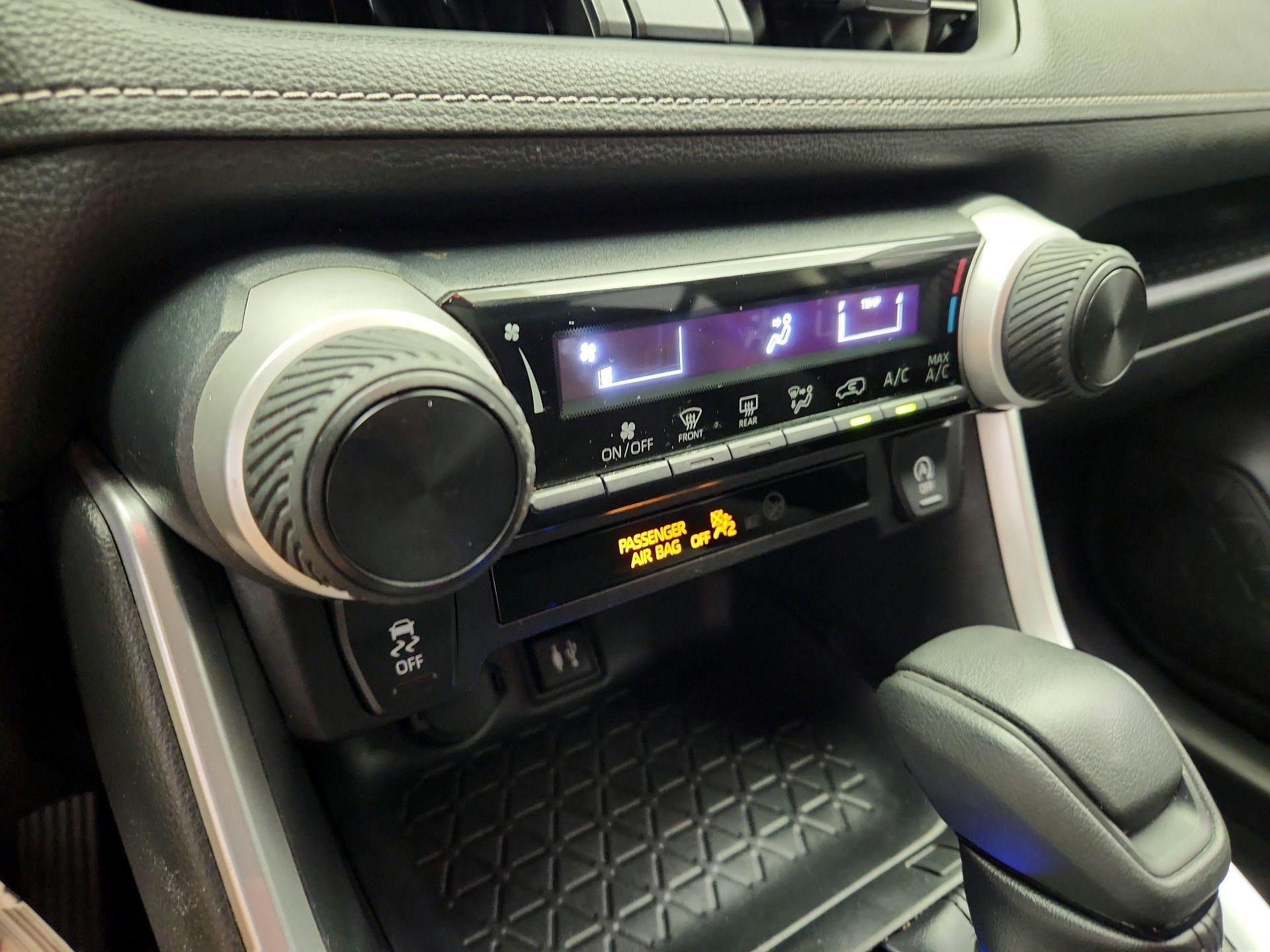 Thumbnail: 2019 Toyota RAV4 - 16