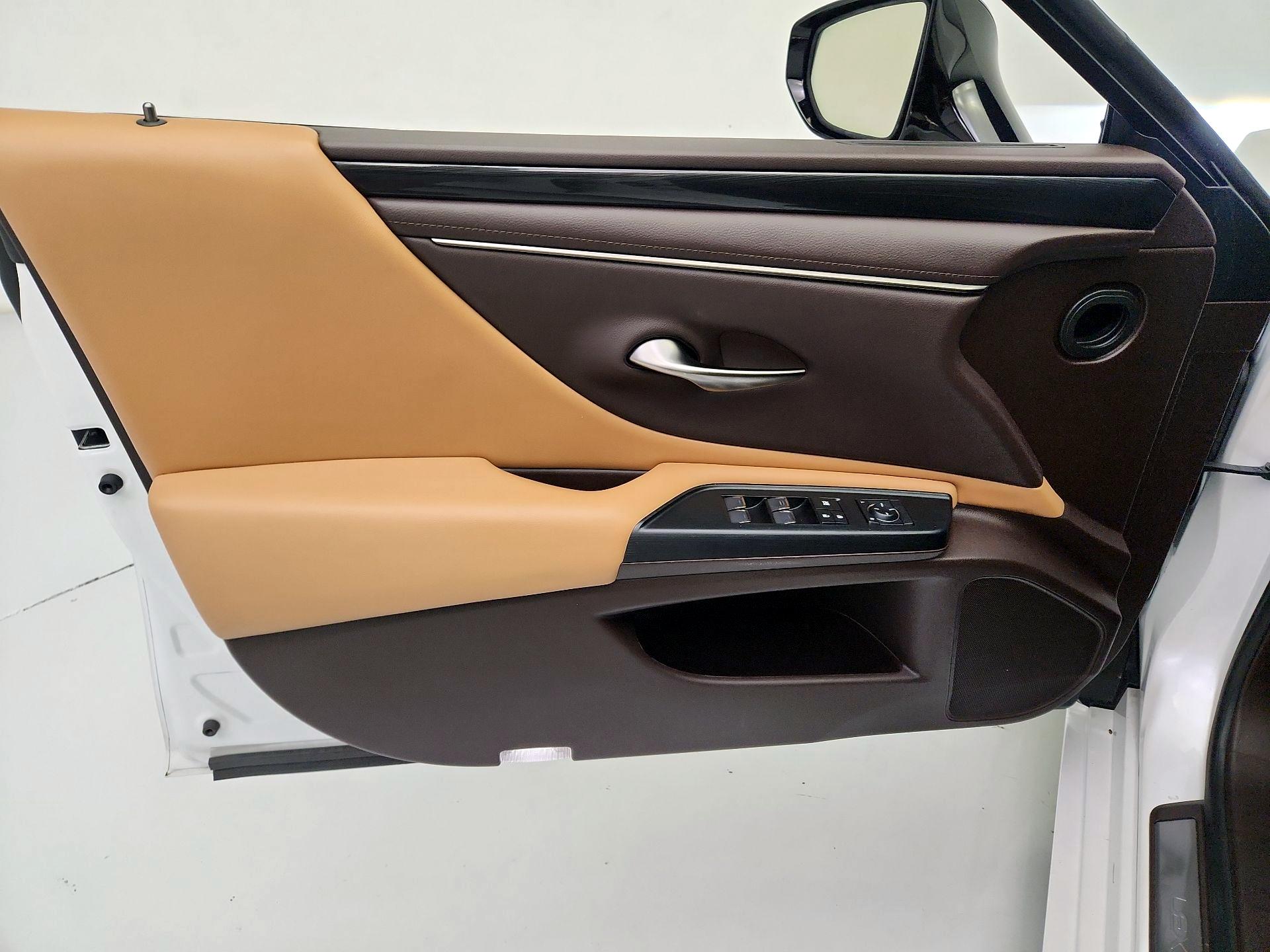 Thumbnail: 2021 Lexus ES - 12