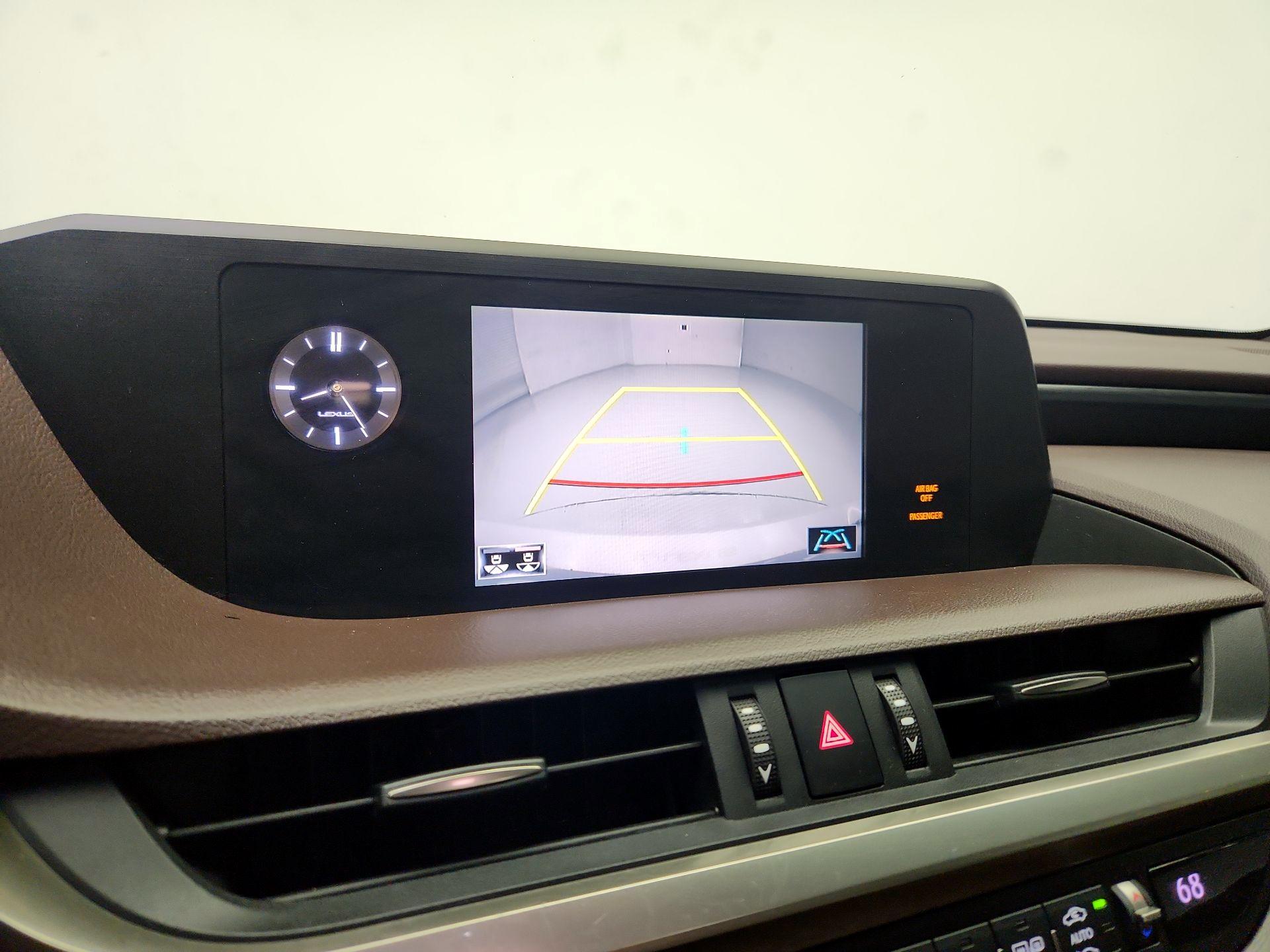 Thumbnail: 2021 Lexus ES - 14