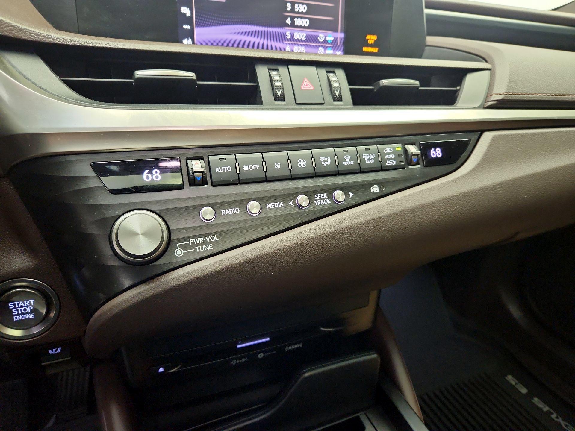 Thumbnail: 2021 Lexus ES - 16