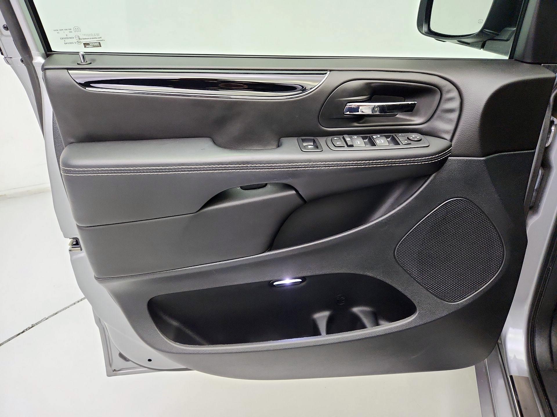 Thumbnail: 2018 Dodge Grand Caravan - 12