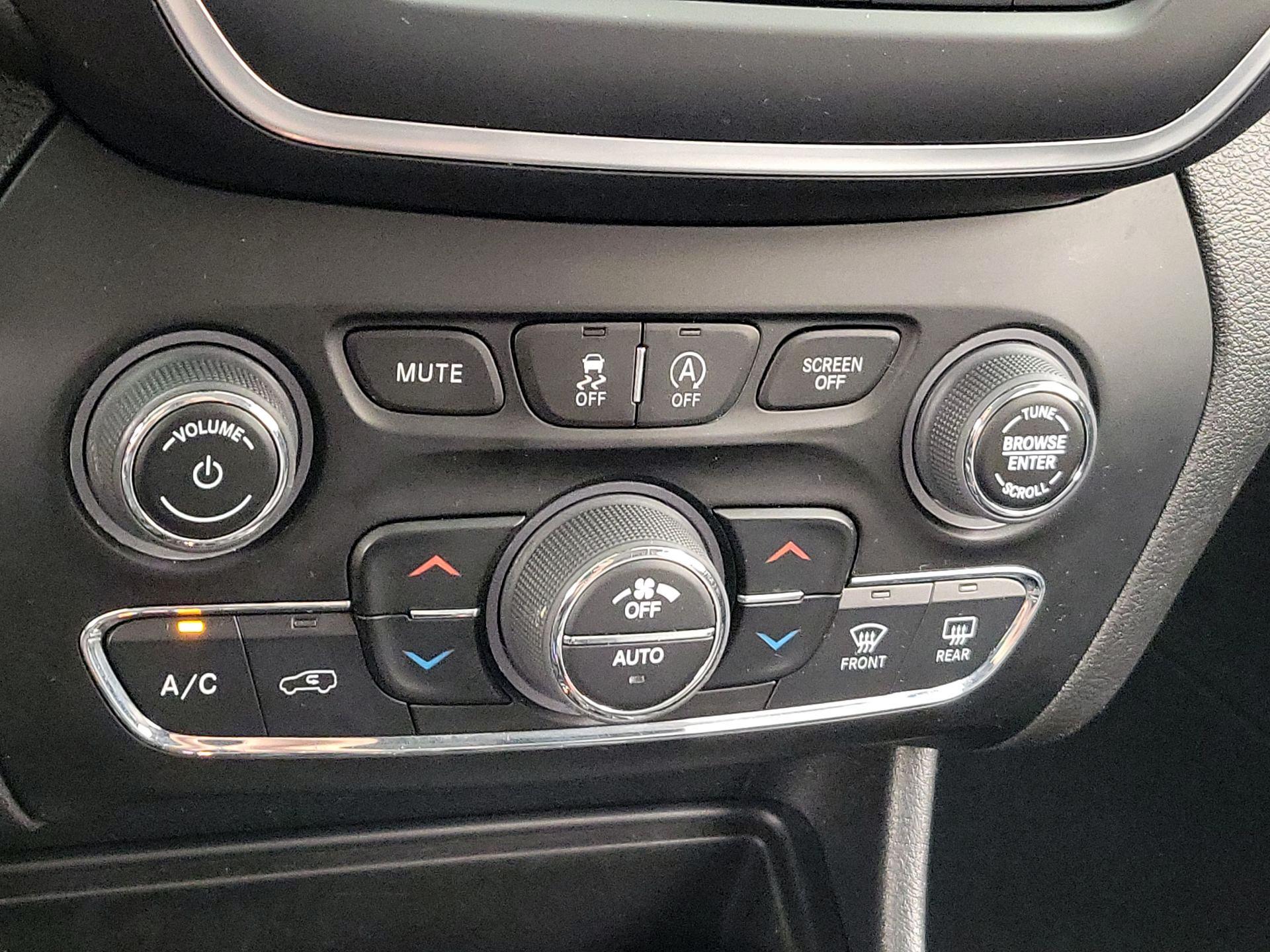 Thumbnail: 2023 Jeep Cherokee - 17