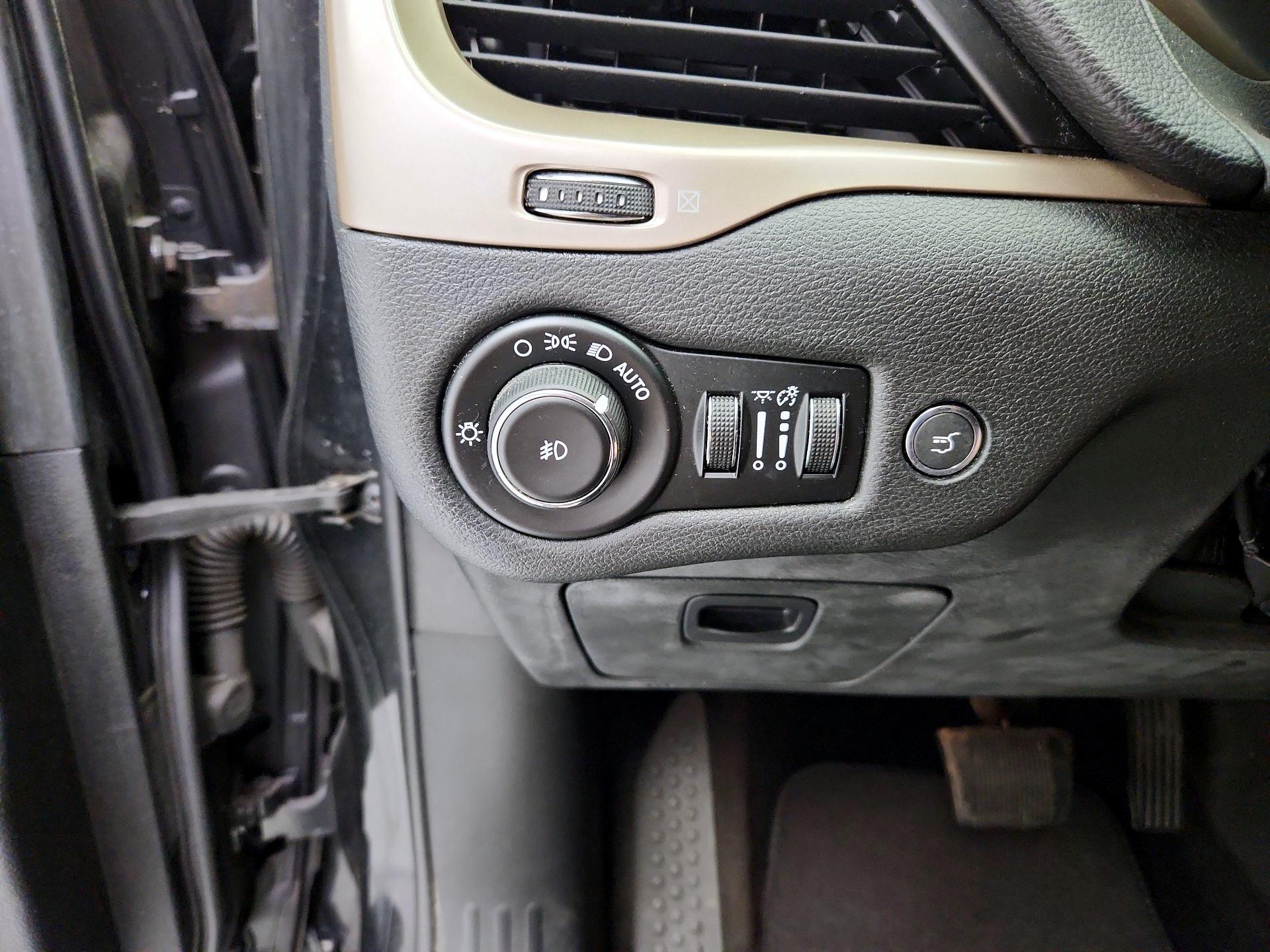 Thumbnail: 2014 Jeep Cherokee - 13