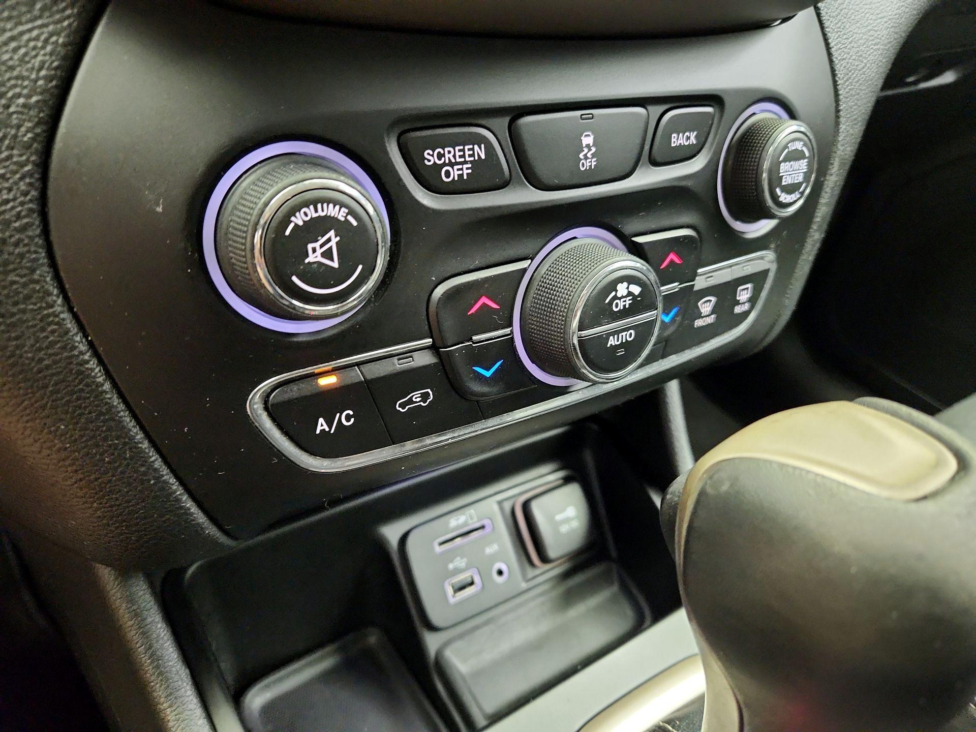 Thumbnail: 2014 Jeep Cherokee - 17