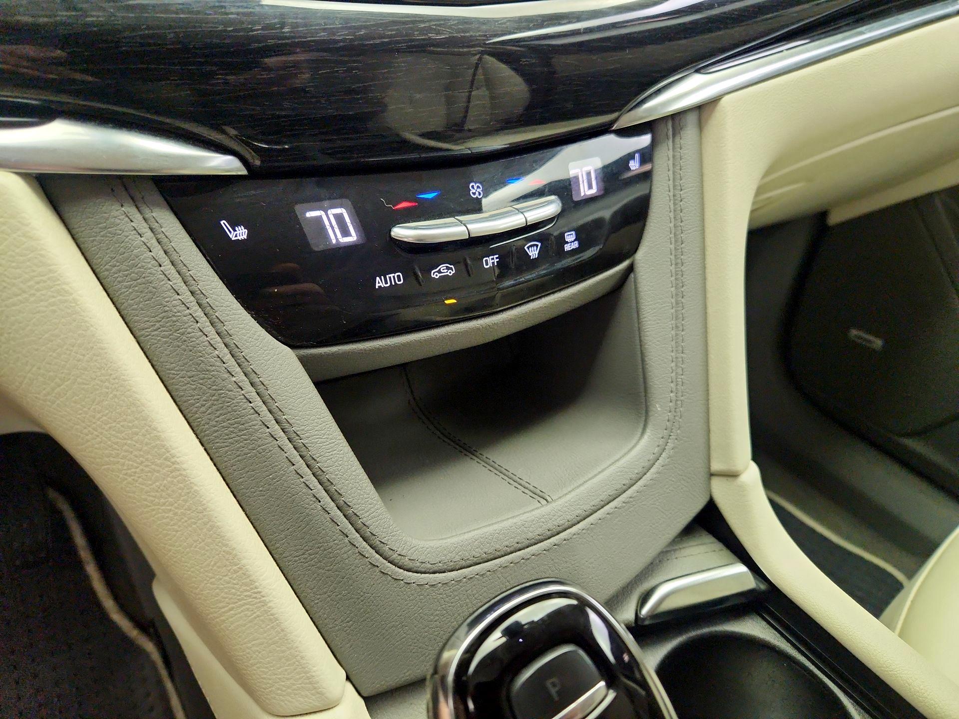 Thumbnail: 2021 Cadillac XT6 - 16