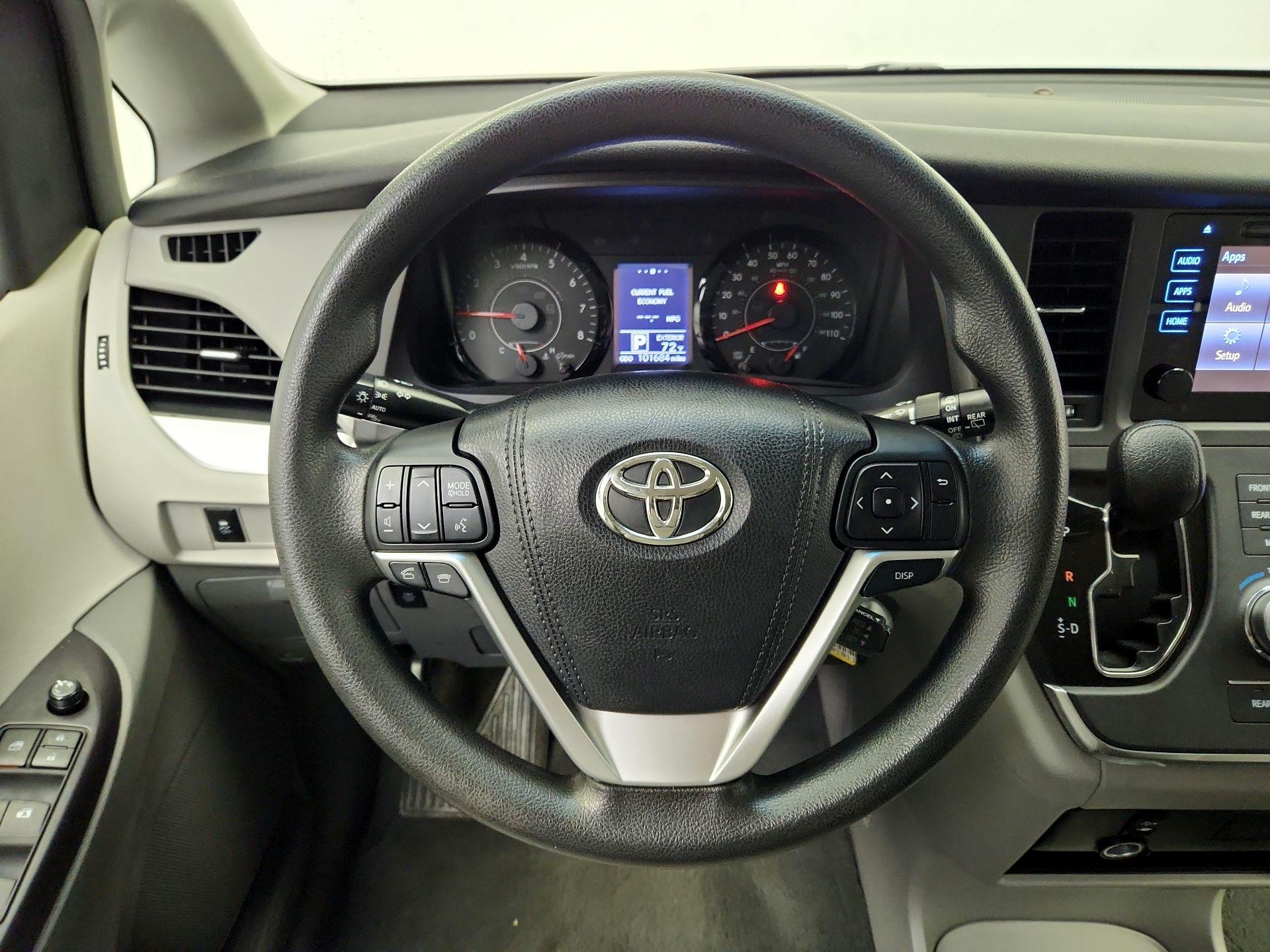 Thumbnail: 2015 Toyota Sienna - 10
