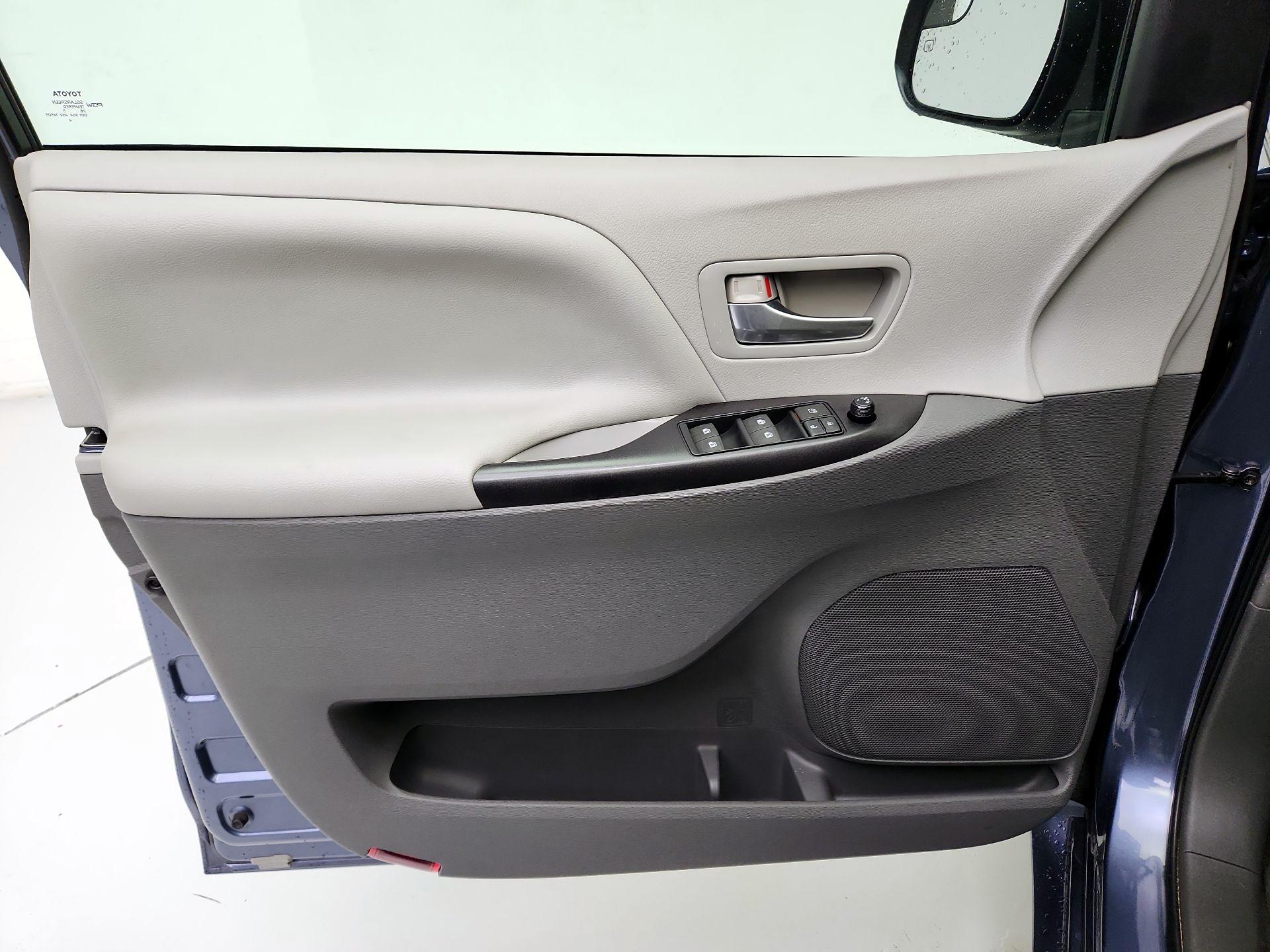 Thumbnail: 2015 Toyota Sienna - 12