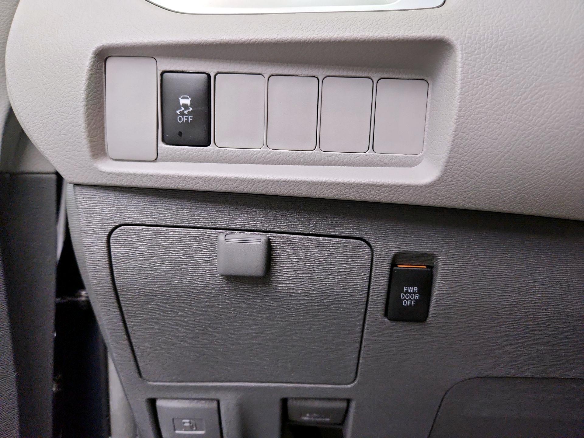 Thumbnail: 2015 Toyota Sienna - 13