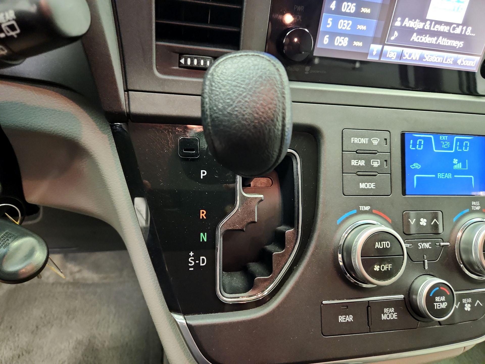 Thumbnail: 2015 Toyota Sienna - 17