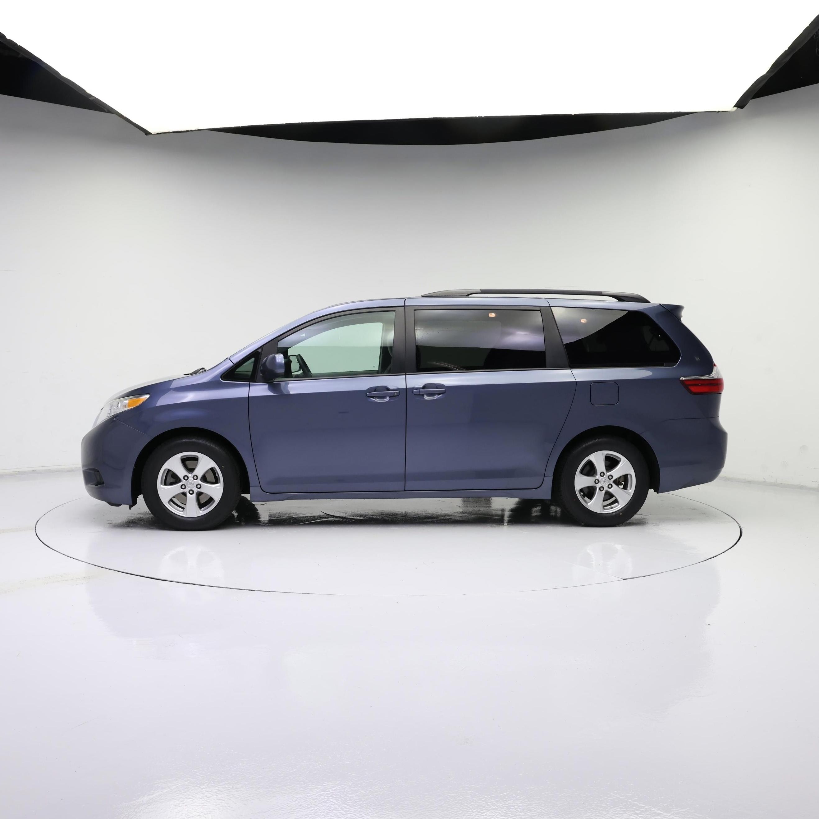 Thumbnail: 2015 Toyota Sienna - 3
