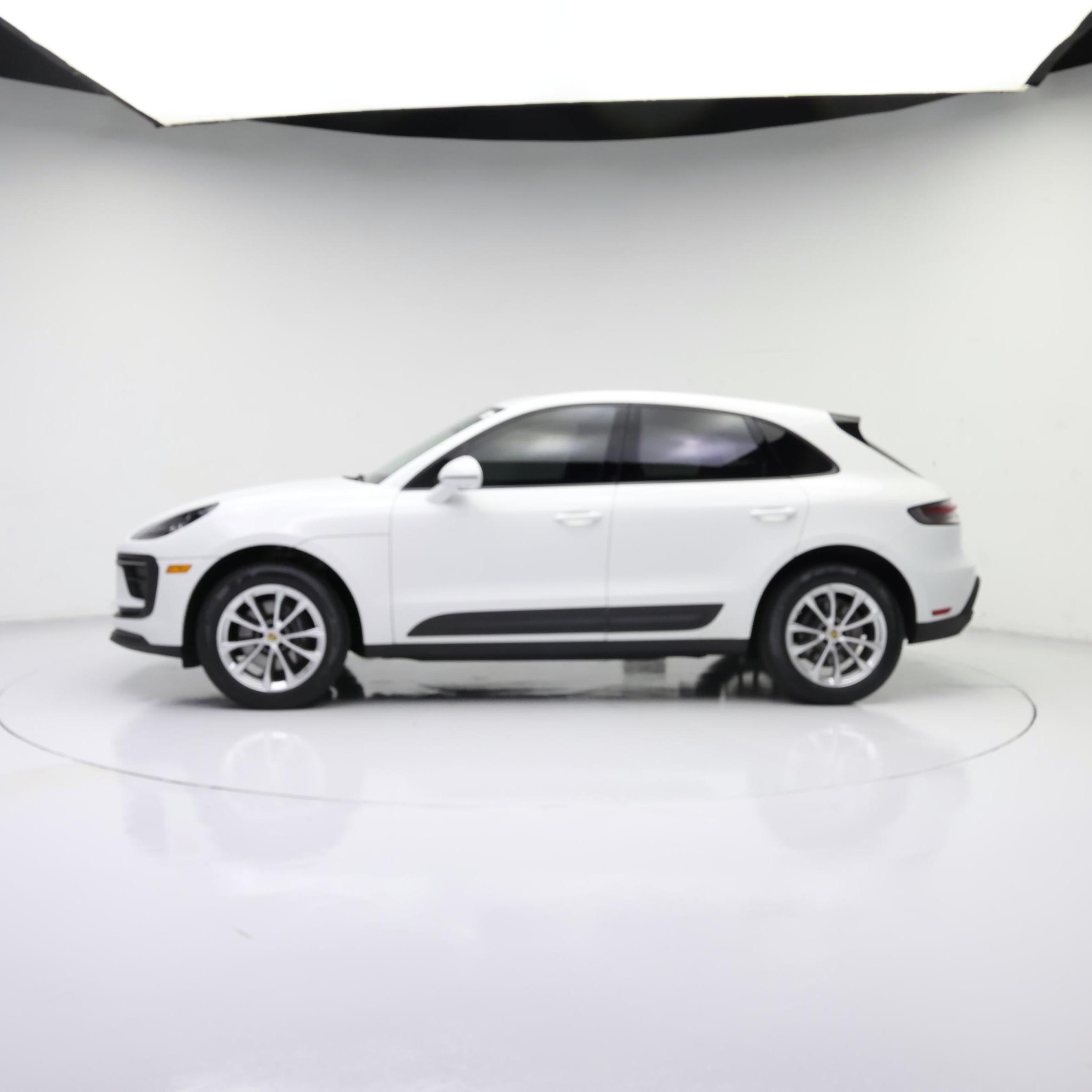 Thumbnail: 2023 Porsche Macan - 3