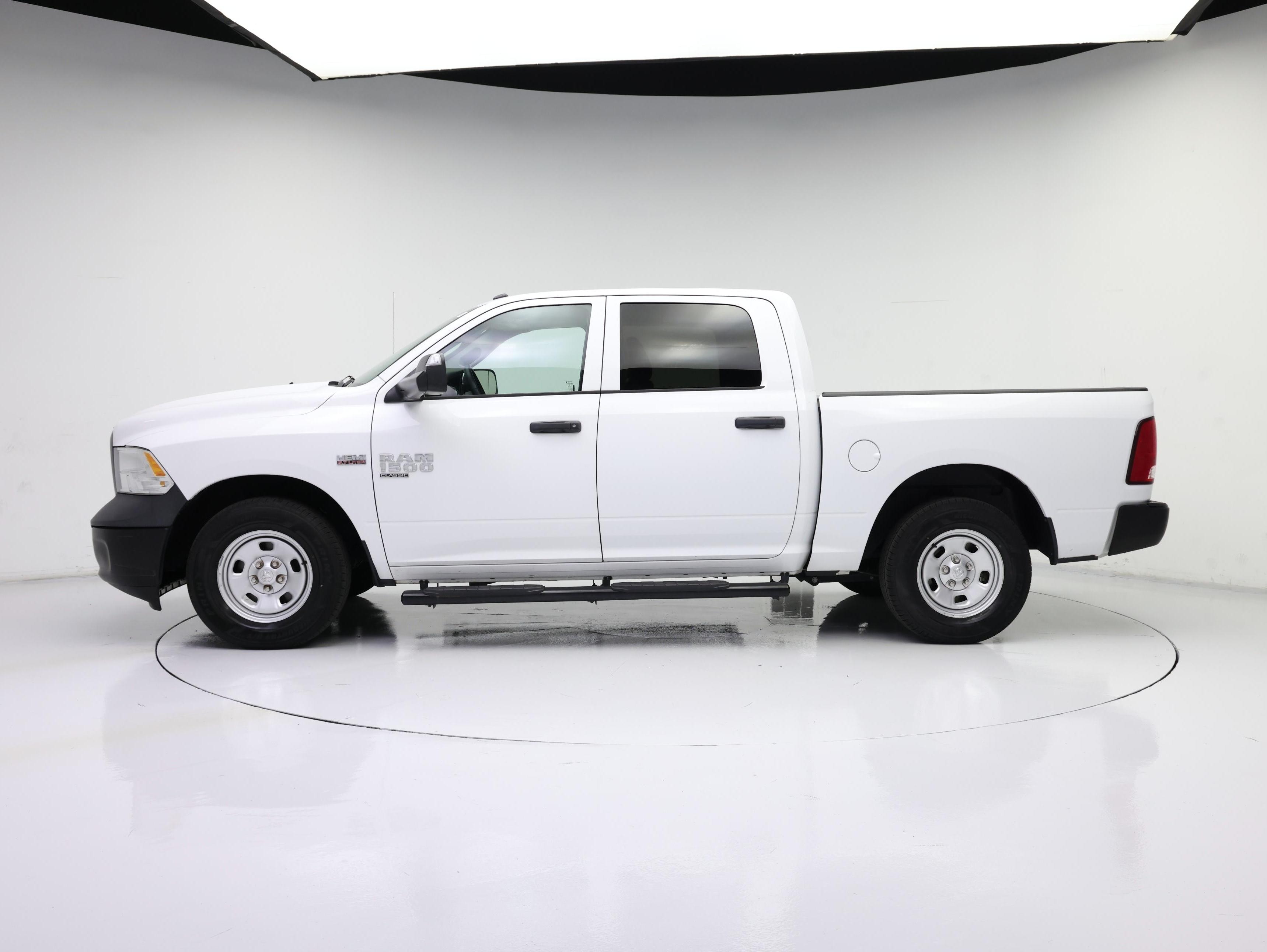 Thumbnail: 2021 RAM 1500 Classic - 3