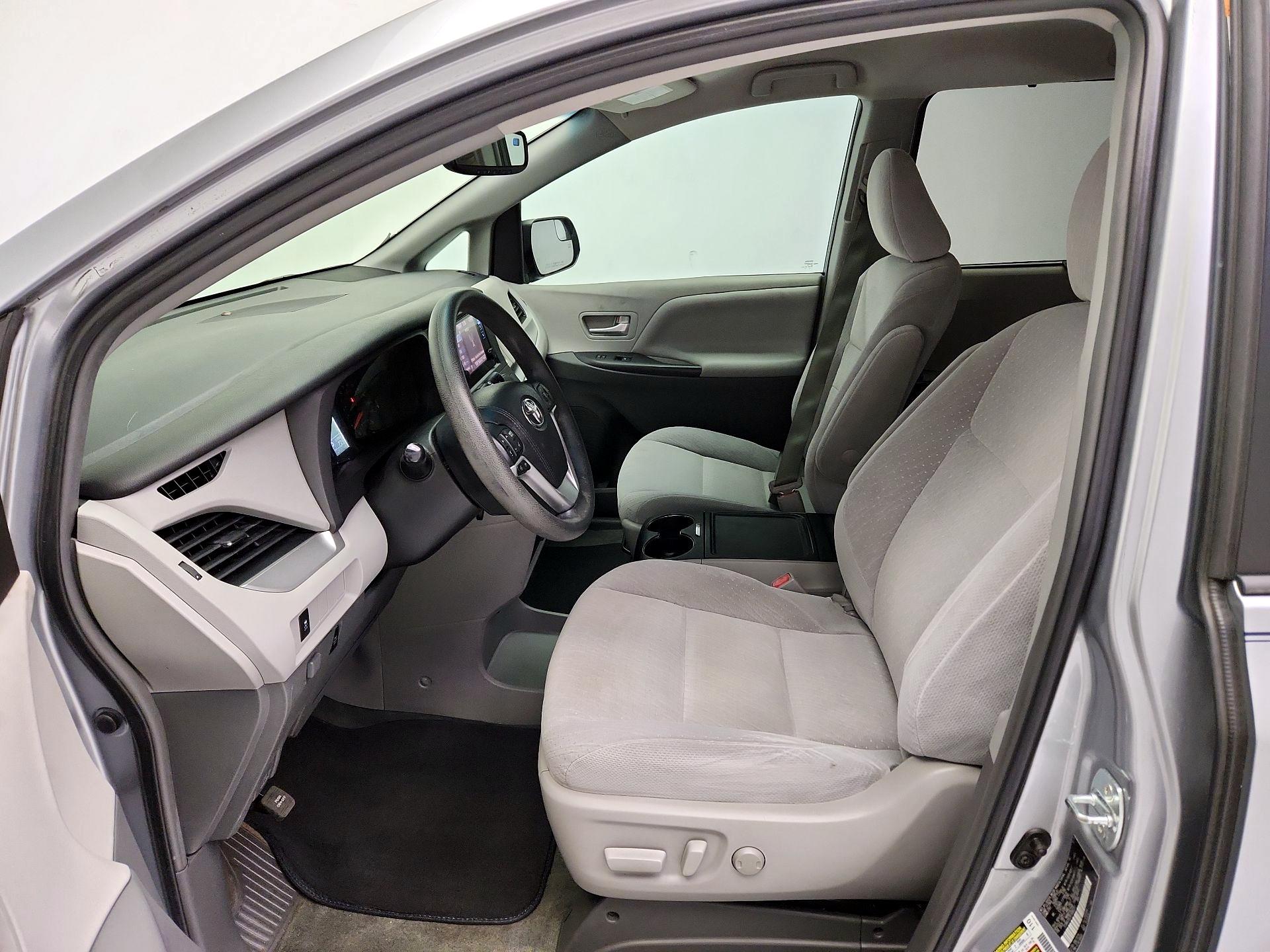 Thumbnail: 2015 Toyota Sienna - 11