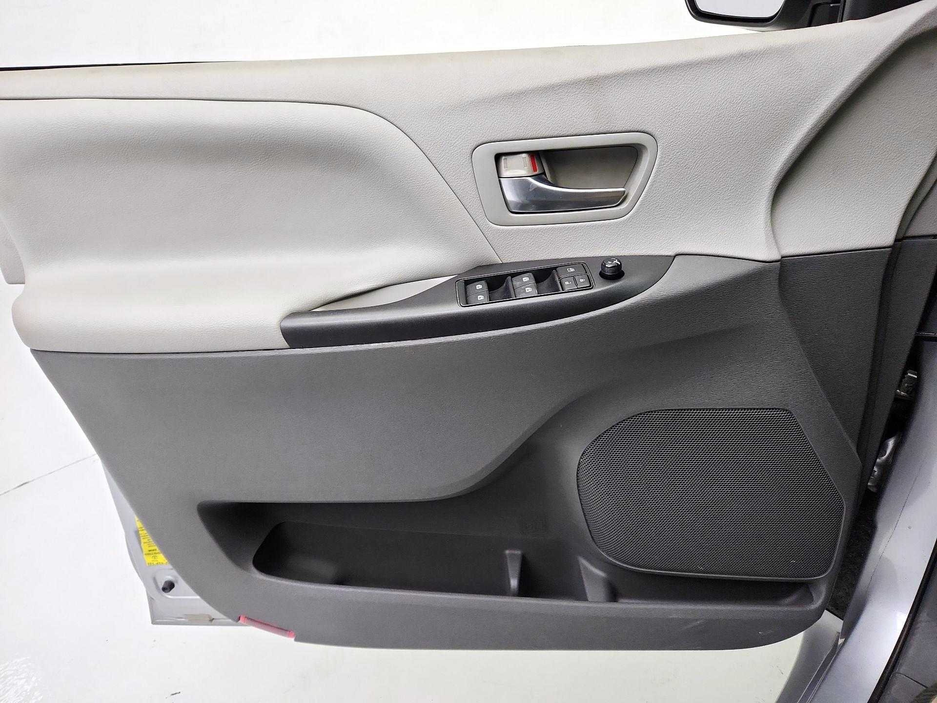 Thumbnail: 2015 Toyota Sienna - 12