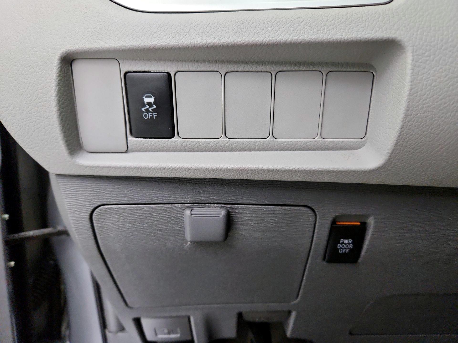 Thumbnail: 2015 Toyota Sienna - 13