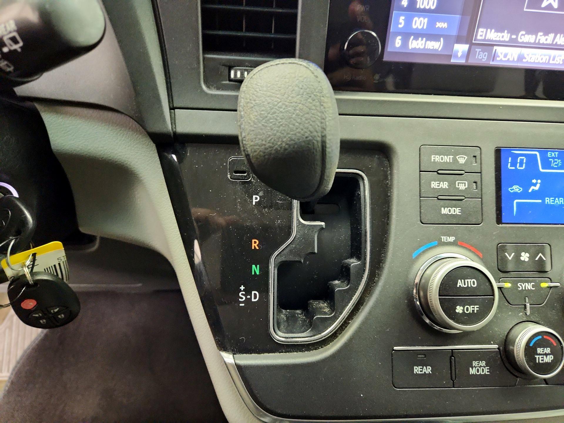 Thumbnail: 2015 Toyota Sienna - 17