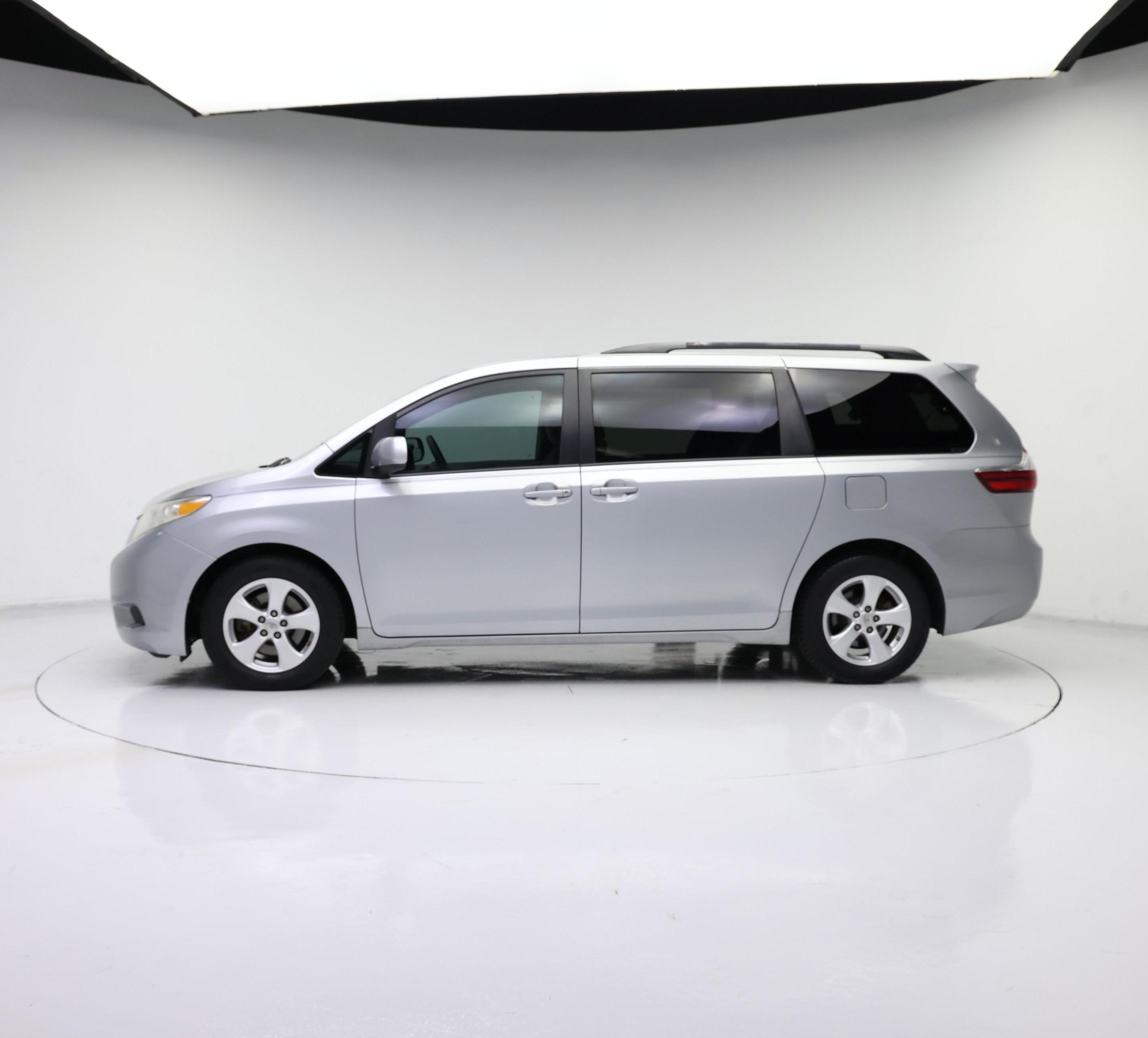 Thumbnail: 2015 Toyota Sienna - 3