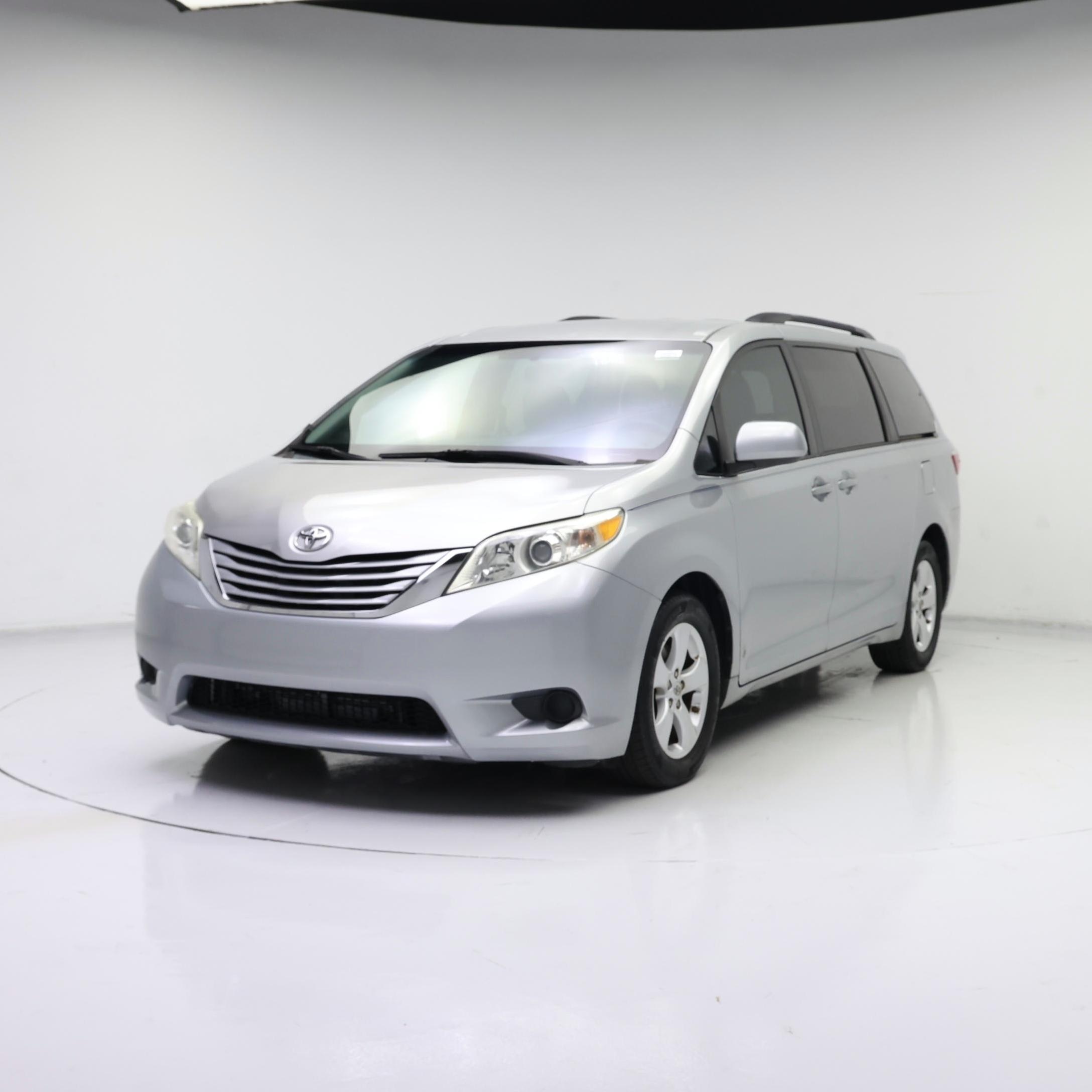 Thumbnail: 2015 Toyota Sienna - 4