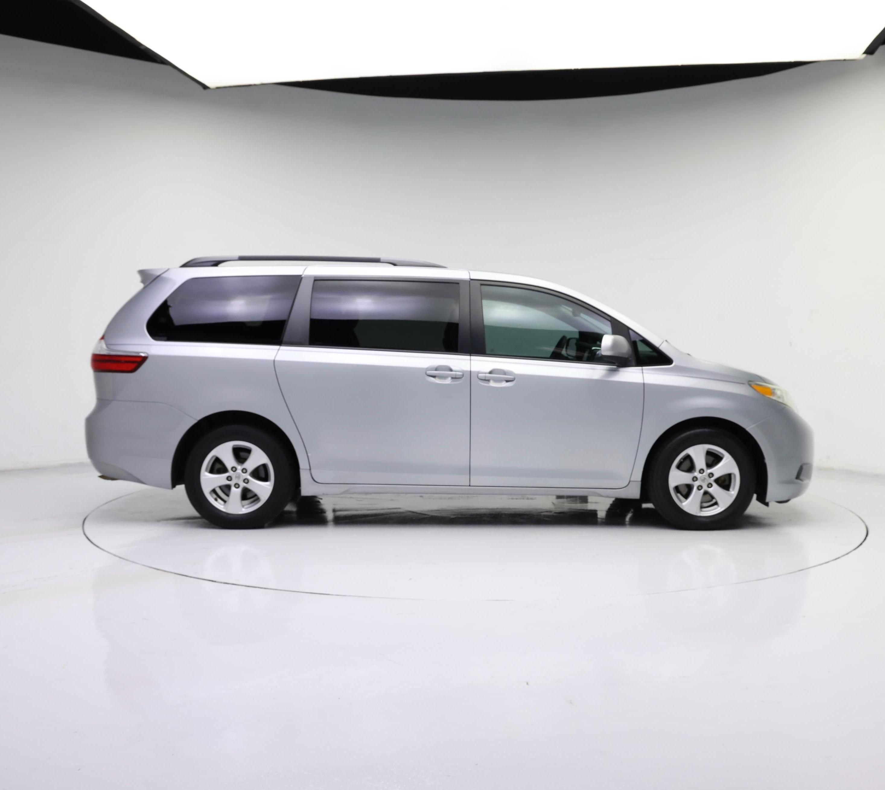 Thumbnail: 2015 Toyota Sienna - 7