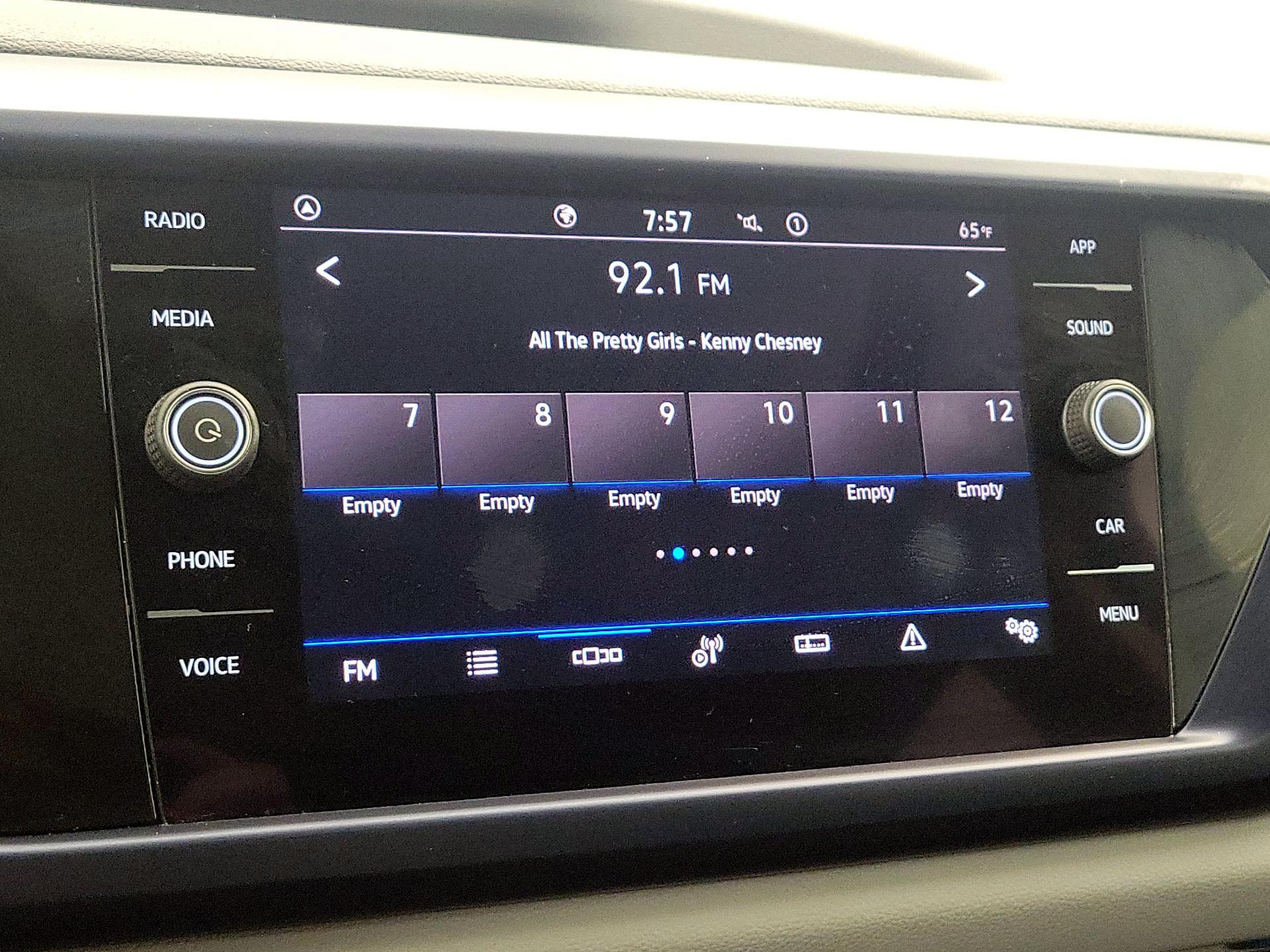 Thumbnail: 2022 Volkswagen Taos - 15