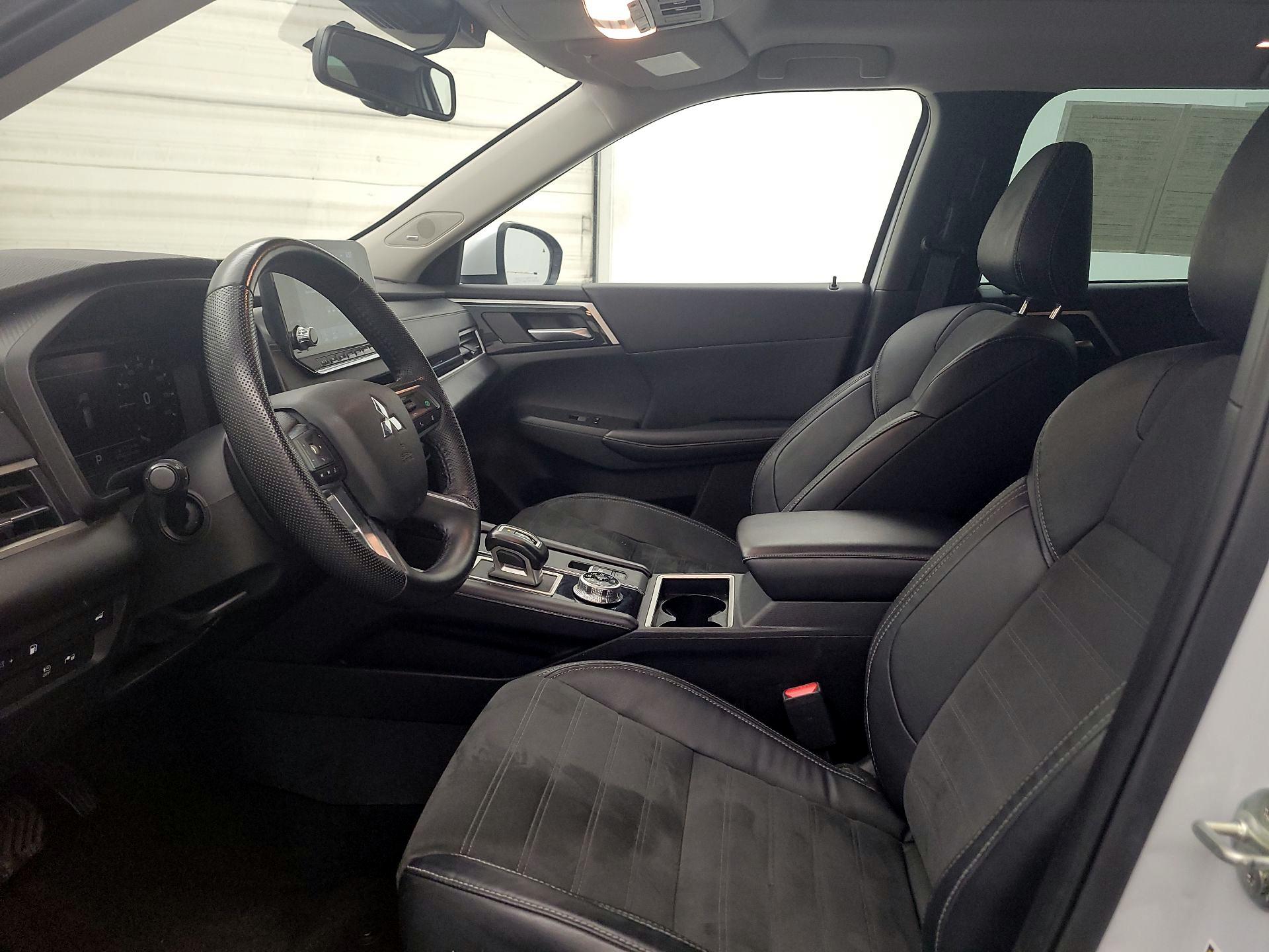 Thumbnail: 2023 Mitsubishi Outlander - 11