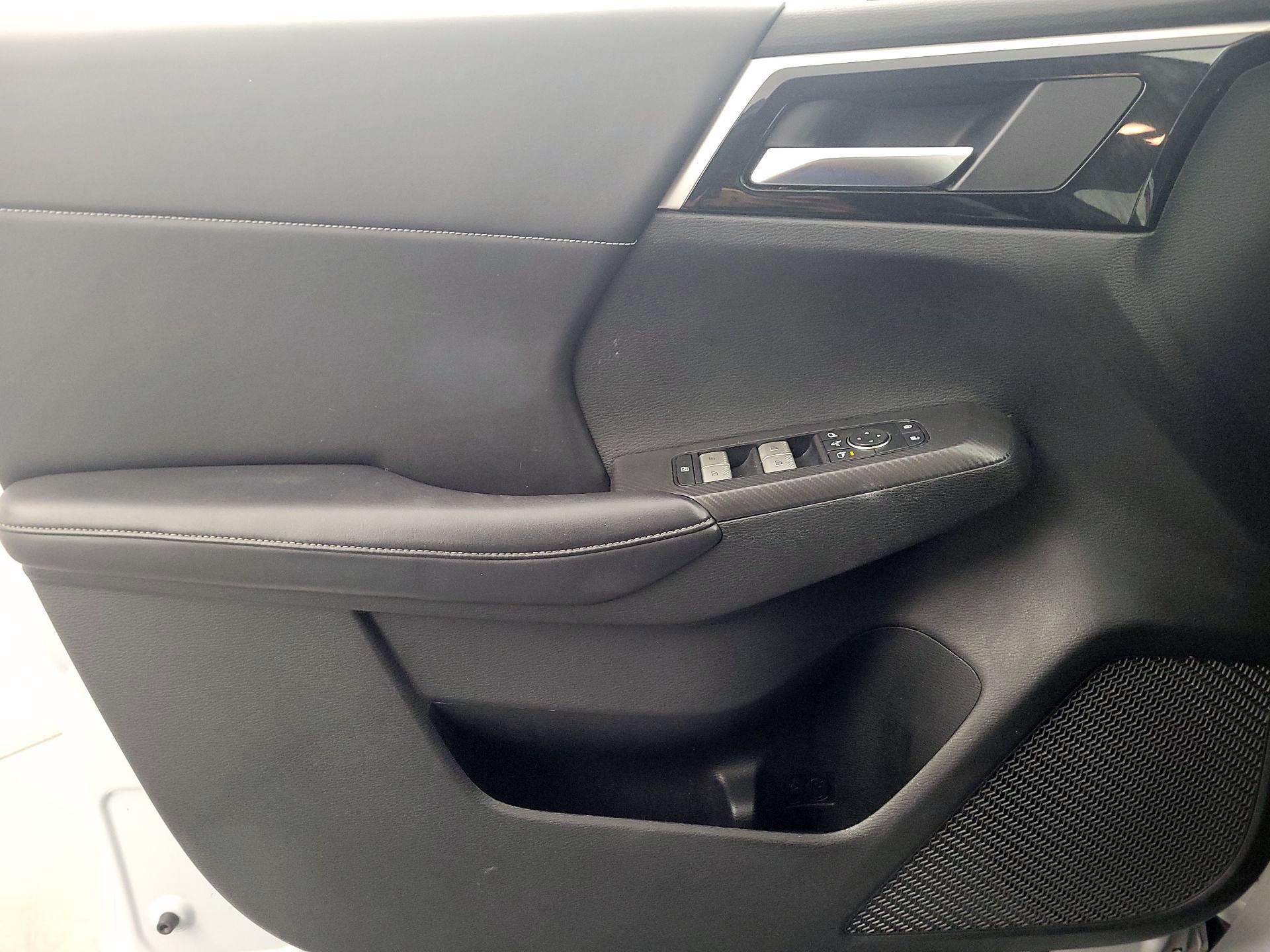 Thumbnail: 2023 Mitsubishi Outlander - 12