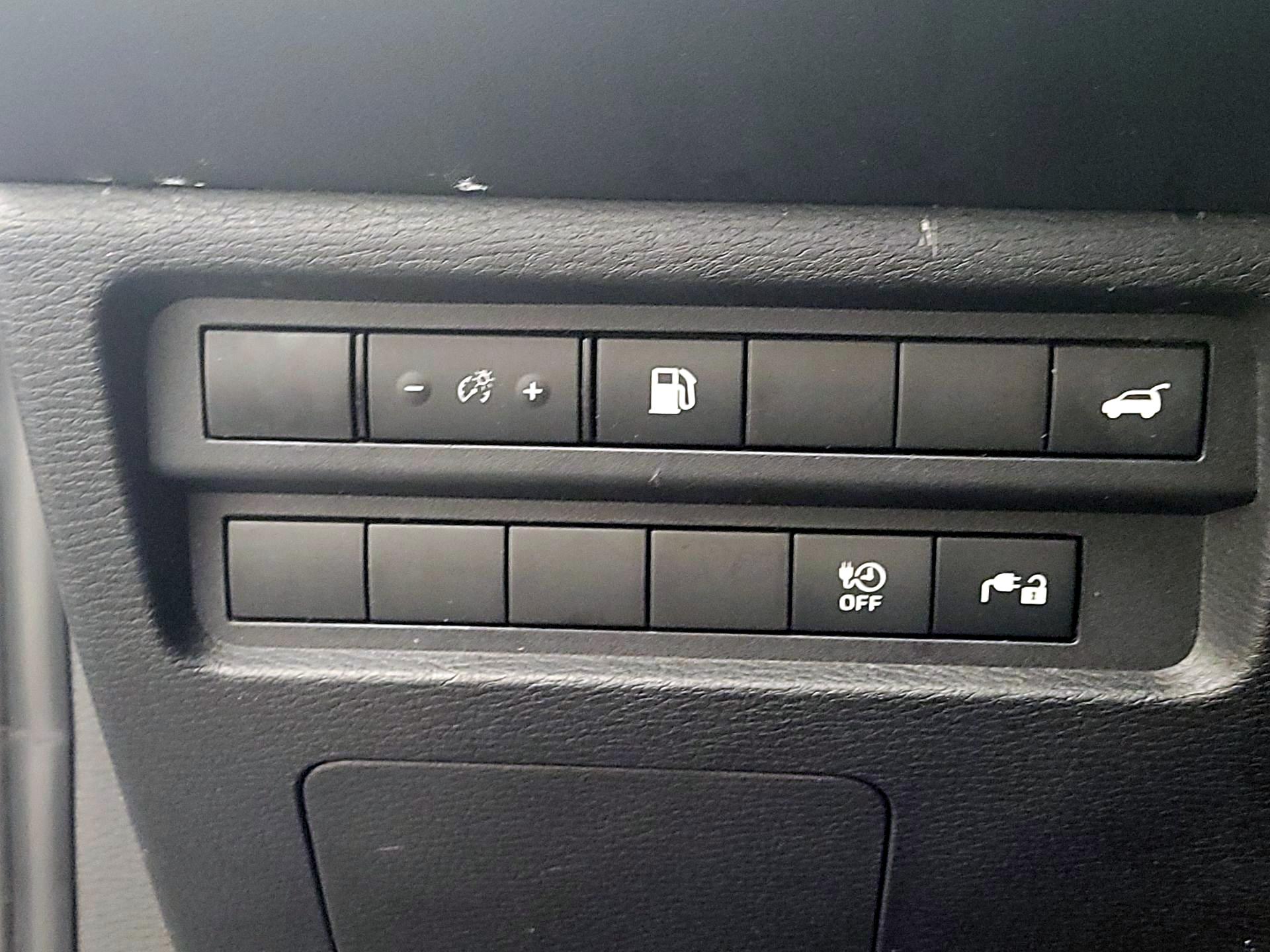 Thumbnail: 2023 Mitsubishi Outlander - 13