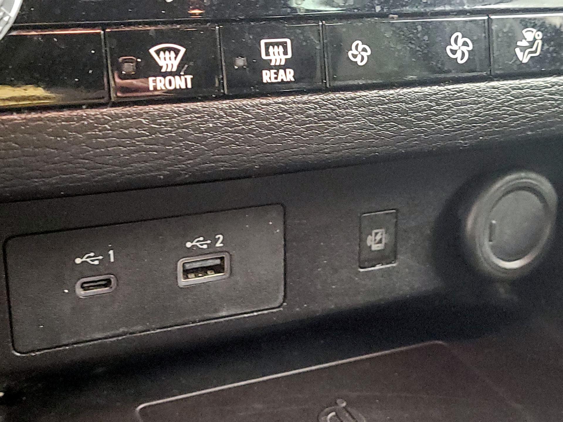 Thumbnail: 2023 Mitsubishi Outlander - 18