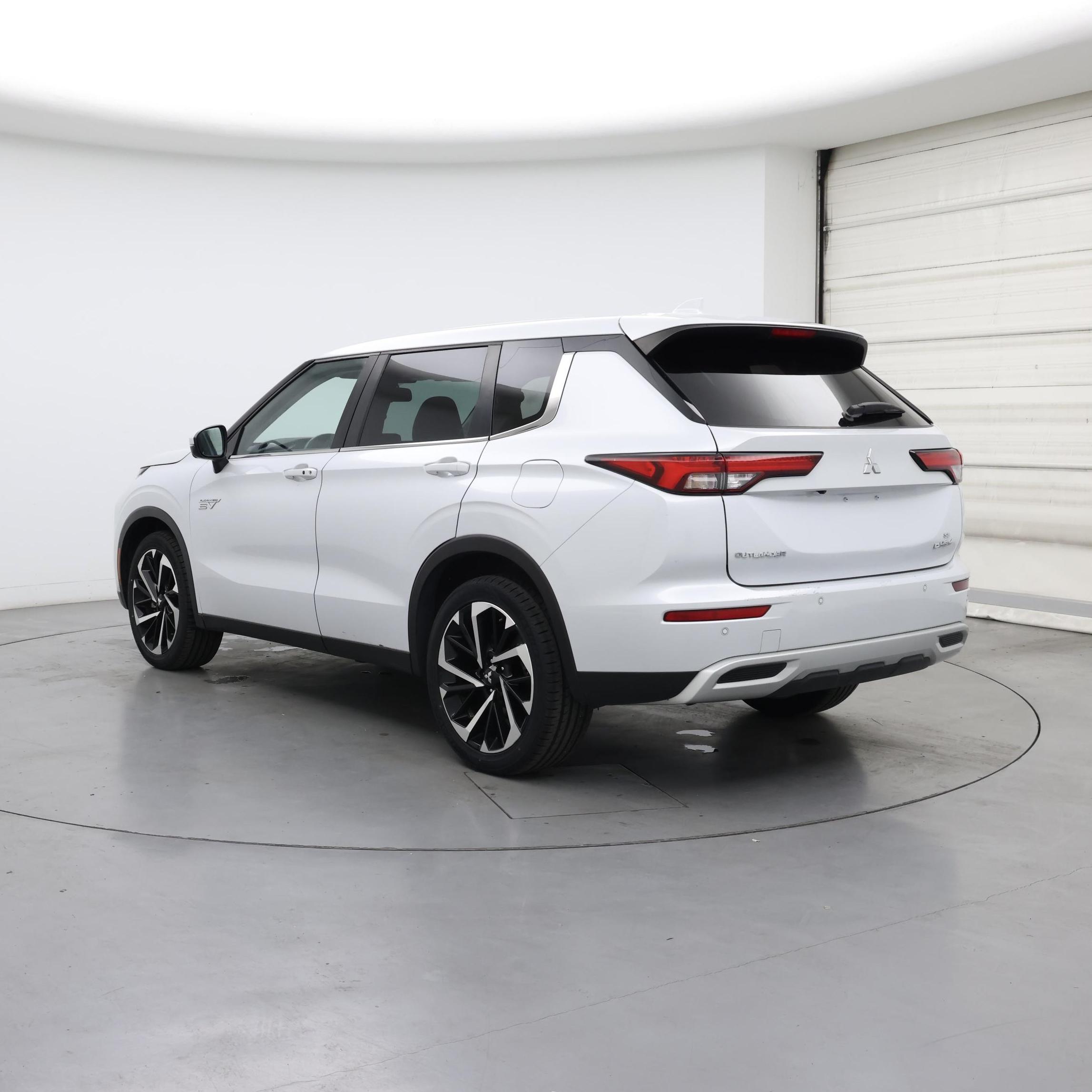 Thumbnail: 2023 Mitsubishi Outlander - 2