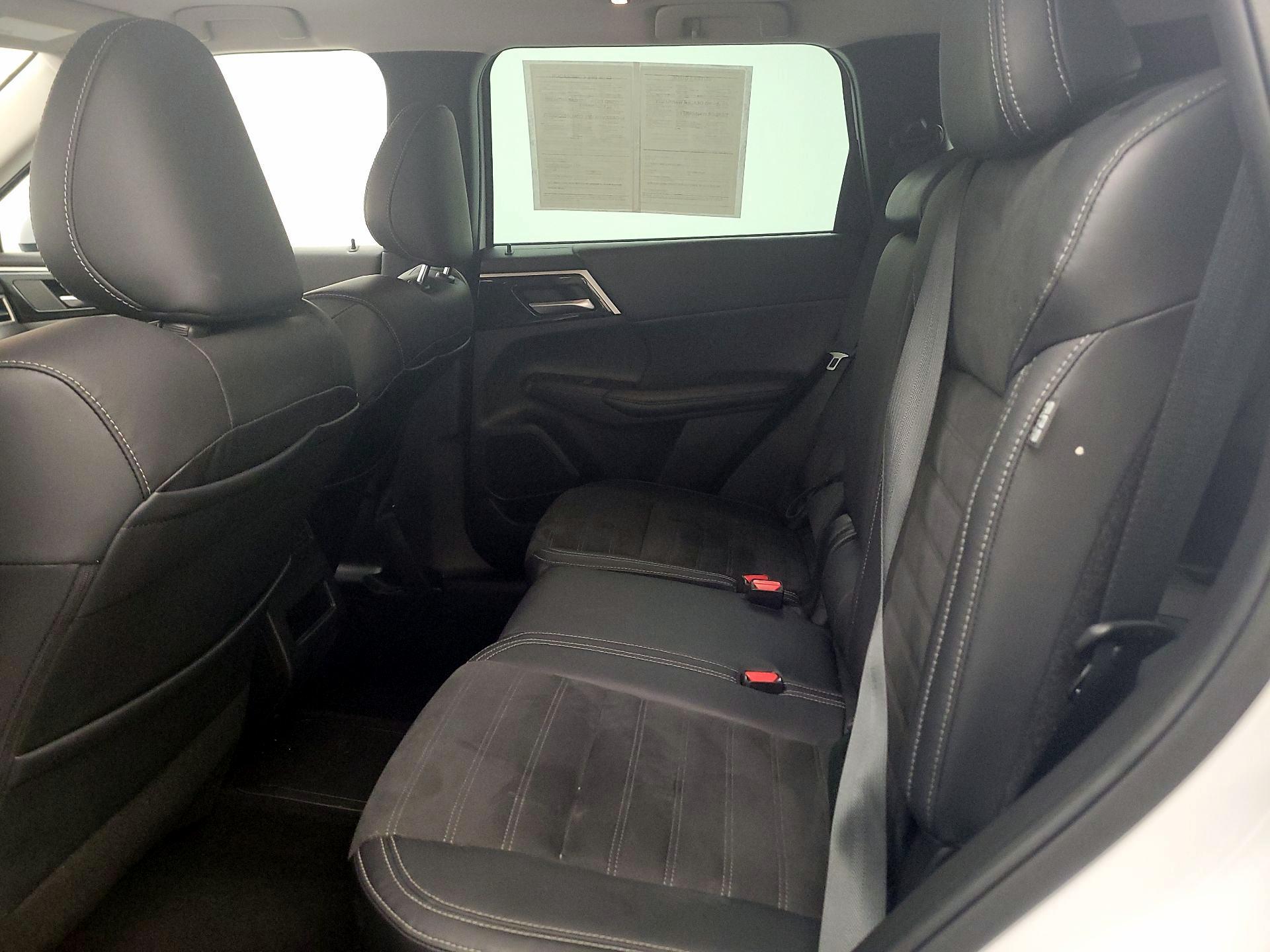 Thumbnail: 2023 Mitsubishi Outlander - 19