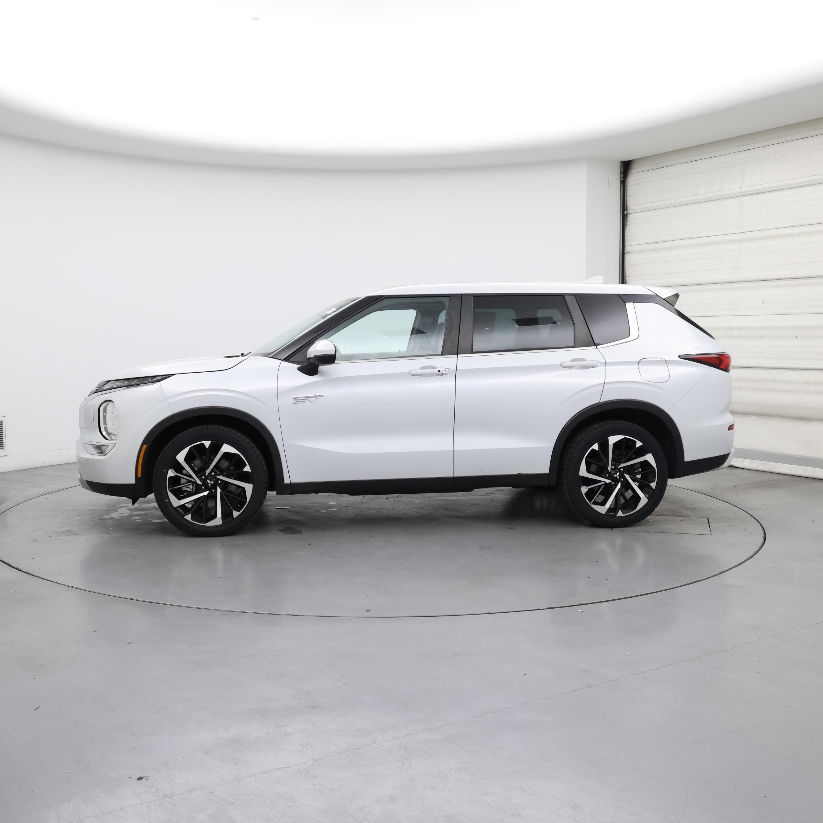 Thumbnail: 2023 Mitsubishi Outlander - 3